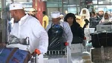 প্রথম ফিরতি ফ্লাইটে দেশে ফিরেছেন ৪১৬ হাজি