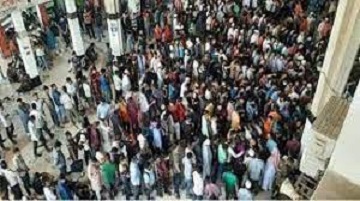 কমলাপুরে তৃতীয় দিনের টিকিট বিক্রি শুরু