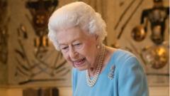 রানি এলিজাবেথ শেষ সময়ে স্কটল্যান্ডের বালমোরাল প্রাসাদে ছিলেন। এখানে গ্রীষ্মকালীন সময় কাটাচ্ছিলেন তিনি। তার সঙ্গে তার বড় ছেলে ছিল। অসুস্থতার খবর শোনার পর অন্যরাও আসা শুরু করেন।   এ বছরই রানি দ্বিতীয় এলিজাবেথের রাজত্বকাল ৭০ বছর পূর্ণ করেছে। ব্রিটিনের ইতিহাসে দীর্ঘমেয়াদি রাজত্ব তারই। 