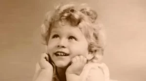 রানি এলিজাবেথ শেষ সময়ে স্কটল্যান্ডের বালমোরাল প্রাসাদে ছিলেন। এখানে গ্রীষ্মকালীন সময় কাটাচ্ছিলেন তিনি। তার সঙ্গে তার বড় ছেলে ছিল। অসুস্থতার খবর শোনার পর অন্যরাও আসা শুরু করেন।   এ বছরই রানি দ্বিতীয় এলিজাবেথের রাজত্বকাল ৭০ বছর পূর্ণ করেছে। ব্রিটিনের ইতিহাসে দীর্ঘমেয়াদি রাজত্ব তারই। 