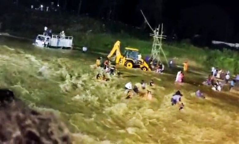 পশ্চিমবঙ্গে প্রতিমা বিসর্জন দিতে গিয়ে নিহত ৭, নিখোঁজ অনেকে