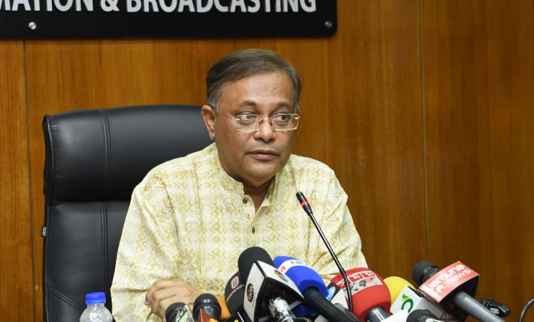 আওয়ামী লীগের যুগ্ম সাধারণ সম্পাদক এবং তথ্যমন্ত্রী ড. হাছান মাহমুদ বলেছেন, ‘আইনজ্ঞ এবং বিশেষজ্ঞদের মতে ভোটের গোপন বুথে সিসি ক্যামেরা বসিয়ে কে কাকে ভোট দিচ্ছে তা দেখা মানুষের ব্যক্তিগত গোপনীয়তা লঙ্ঘন এবং গাইবান্ধা-৫ উপনির্বাচনে নির্বাচন কমিশন সেই কাজটি করে নাগরিকদের মৌলিক অধিকারের ওপর হস্তক্ষেপ করেছে।’ বুধবার দুপুরে সচিবালয়ে সাংবাদিকদের সাথে মতবিনিময়কালে এ বিষয়ে গণমাধ্যমে প্রকাশিত নানা প্রতিবেদন নিয়ে প্রশ্নের জবাবে তিনি এ কথা বলেন। মন্ত্রী বলেন, এই বিষয়টি নিয়ে আমিও সামাজিক যোগাযোগ মাধ্যমে অনেক সমালোচনা দেখছি এবং বেশ কিছু অনলাইন পোর্টালও এটির সমালোচনা করে সংবাদ ও নিবন্ধ প্রকাশ করেছে, আজকেও প্রকাশিত হয়েছে। তিনি বলেন, ‘আমার নিজের বক্তব্য নয়, সামাজিক যোগাযোগ মাধ্যমে জনগণের এবং গণমাধ্যমে সাংবাদিক ও বোদ্ধা ব্যক্তিদের অভিমত হচ্ছে- গোপনকক্ষ গোপনকক্ষই এবং মানুষ গোপনেই ভোট দেবে এটি তার অধিকার। ক্যামেরা লাগিয়ে কে কোন মার্কায় কাকে ভোট দিচ্ছে সেটি যদি দেখা হয় তাহলে গোপনকক্ষ তো আর গোপন থাকলো না এবং সেটি আবার অন্যদের দেখানো হয়, তাহলে আইনজ্ঞরা বলছেন সেটি হচ্ছে ‘ইনফ্রিঞ্জমেন্ট অভ্ প্রাইভেসি’ বা ব্যক্তিগত গোপনীয়তা লঙ্ঘন। প্রত্যেকের ব্যক্তিগত গোপনীয়তা রয়েছে। সাধারণ জনগণ এবং আইনজ্ঞদের অভিমত হচ্ছে ব্যক্তিগত গোপনীয়তার ওপর হস্তক্ষেপের অর্থ মৌলিক অধিকারের ওপর হস্তক্ষেপ।’ ড. হাছান বলেন, আপনারা জানেন যে, এর আগের মেয়র নির্বাচনে শামীম ওসমান সাহেব সম্ভবত কাকে ভোট দিয়েছিলেন সেটি গণমাধ্যমের সামনে দেখিয়েছিলেন। এর ফলে নির্বাচন কমিশন তাকে নোটিশ করেছে যে, আপনি এভাবে কাকে ভোট দিয়েছেন সেটি গণমাধ্যমে দেখাতে পারেন না, জনসম্মুখে দেখাতে পারেন না। যে নির্বাচন কমিশন আগে নোটিশ দিয়েছিল সেই নির্বাচন কমিশন যদি নিজেই সেটি দেখে এবং অন্যদের দেখায় তবে সেটি ‘ইনফ্রিঞ্জমেন্ট অভ্ প্রাইভেসি’। ভোট কেন্দ্রে অবশ্যই সিসি ক্যামেরা থাকতে পারে, অনাকাঙ্ক্ষিত কেউ সেখানে ঢুকছে কি না বা সেখানে কোন গন্ডগোল বা বিশৃঙ্খলা হচ্ছে কি না সেটি দেখার জন্য অবশ্যই সিসি ক্যামেরা থাকতে পারে উল্লেখ করে সম্প্রচারমন্ত্রী বলেন, নির্বাচন কমিশন যদি সেটি সহায়ক মনে করে, থাকতে কোনো বাধা নেই। কিন্তু গোপনকক্ষে ক্যামেরা লাগালে তো কে কোথায় ভোট দিচ্ছে সেটি দেখার সুযোগ আছে, সুতরাং সেটি লাগিয়ে কে কোন মার্কায় ভোট দিচ্ছে সেটি দেখাকে বিশেষজ্ঞরা মৌলিক অধিকারের ওপর হস্তক্ষেপ বলছেন, সেটিই আমি আপনাদের সামনে উপস্থাপন করলাম। নির্বাচনের মাঠের কর্মকর্তারা বলছেন নির্বাচন সুষ্ঠু হয়েছে আর শতশত মাইল দূর থেকে ক্যামেরায় ছবি দেখে নির্বাচন কমিশনের কর্তাদের মনে হয়েছে ভোট কেন্দ্রের ভেতরে অন্য লোক -এ বিষয়ে মন্ত্রী বলেন, ‘দেখুন, আমি তো আজকে কয়েক দশক ধরে ভোট দিচ্ছি, কিন্তু ইভিএমে ভোট দেই নাই। আমারও তো জানতে হবে কিভাবে ইভিএমে ভোট দিতে হয়। গ্রামে তো মানুষ জিজ্ঞেস করে- 'ভোট ক্যামনে দিবো'। তখন প্রার্থীর এজেন্ট, নির্বাচনী কর্মকর্তা যারা থাকেন, তারা বুঝিয়ে দেয়ার চেষ্টা করেন, ভোট দিতে সাহায্য করেন। নির্বাচন কমিশন দূরবীক্ষণের মাধ্যমে দেখেছেন। তারা কে এজেন্ট, কে কর্মকর্তা আর কে বহিরাগত, সেই সব চেহারা কিভাবে শনাক্ত করেছেন তা জানা নেই।’