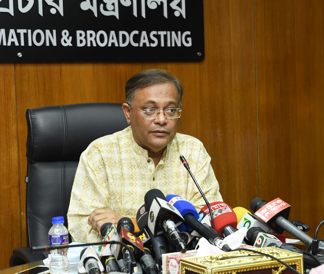 আওয়ামী লীগের যুগ্ম সাধারণ সম্পাদক এবং তথ্যমন্ত্রী ড. হাছান মাহমুদ বলেছেন, ‘আইনজ্ঞ এবং বিশেষজ্ঞদের মতে ভোটের গোপন বুথে সিসি ক্যামেরা বসিয়ে কে কাকে ভোট দিচ্ছে তা দেখা মানুষের ব্যক্তিগত গোপনীয়তা লঙ্ঘন এবং গাইবান্ধা-৫ উপনির্বাচনে নির্বাচন কমিশন সেই কাজটি করে নাগরিকদের মৌলিক অধিকারের ওপর হস্তক্ষেপ করেছে।’ বুধবার দুপুরে সচিবালয়ে সাংবাদিকদের সাথে মতবিনিময়কালে এ বিষয়ে গণমাধ্যমে প্রকাশিত নানা প্রতিবেদন নিয়ে প্রশ্নের জবাবে তিনি এ কথা বলেন। মন্ত্রী বলেন, এই বিষয়টি নিয়ে আমিও সামাজিক যোগাযোগ মাধ্যমে অনেক সমালোচনা দেখছি এবং বেশ কিছু অনলাইন পোর্টালও এটির সমালোচনা করে সংবাদ ও নিবন্ধ প্রকাশ করেছে, আজকেও প্রকাশিত হয়েছে। তিনি বলেন, ‘আমার নিজের বক্তব্য নয়, সামাজিক যোগাযোগ মাধ্যমে জনগণের এবং গণমাধ্যমে সাংবাদিক ও বোদ্ধা ব্যক্তিদের অভিমত হচ্ছে- গোপনকক্ষ গোপনকক্ষই এবং মানুষ গোপনেই ভোট দেবে এটি তার অধিকার। ক্যামেরা লাগিয়ে কে কোন মার্কায় কাকে ভোট দিচ্ছে সেটি যদি দেখা হয় তাহলে গোপনকক্ষ তো আর গোপন থাকলো না এবং সেটি আবার অন্যদের দেখানো হয়, তাহলে আইনজ্ঞরা বলছেন সেটি হচ্ছে ‘ইনফ্রিঞ্জমেন্ট অভ্ প্রাইভেসি’ বা ব্যক্তিগত গোপনীয়তা লঙ্ঘন। প্রত্যেকের ব্যক্তিগত গোপনীয়তা রয়েছে। সাধারণ জনগণ এবং আইনজ্ঞদের অভিমত হচ্ছে ব্যক্তিগত গোপনীয়তার ওপর হস্তক্ষেপের অর্থ মৌলিক অধিকারের ওপর হস্তক্ষেপ।’ ড. হাছান বলেন, আপনারা জানেন যে, এর আগের মেয়র নির্বাচনে শামীম ওসমান সাহেব সম্ভবত কাকে ভোট দিয়েছিলেন সেটি গণমাধ্যমের সামনে দেখিয়েছিলেন। এর ফলে নির্বাচন কমিশন তাকে নোটিশ করেছে যে, আপনি এভাবে কাকে ভোট দিয়েছেন সেটি গণমাধ্যমে দেখাতে পারেন না, জনসম্মুখে দেখাতে পারেন না। যে নির্বাচন কমিশন আগে নোটিশ দিয়েছিল সেই নির্বাচন কমিশন যদি নিজেই সেটি দেখে এবং অন্যদের দেখায় তবে সেটি ‘ইনফ্রিঞ্জমেন্ট অভ্ প্রাইভেসি’। ভোট কেন্দ্রে অবশ্যই সিসি ক্যামেরা থাকতে পারে, অনাকাঙ্ক্ষিত কেউ সেখানে ঢুকছে কি না বা সেখানে কোন গন্ডগোল বা বিশৃঙ্খলা হচ্ছে কি না সেটি দেখার জন্য অবশ্যই সিসি ক্যামেরা থাকতে পারে উল্লেখ করে সম্প্রচারমন্ত্রী বলেন, নির্বাচন কমিশন যদি সেটি সহায়ক মনে করে, থাকতে কোনো বাধা নেই। কিন্তু গোপনকক্ষে ক্যামেরা লাগালে তো কে কোথায় ভোট দিচ্ছে সেটি দেখার সুযোগ আছে, সুতরাং সেটি লাগিয়ে কে কোন মার্কায় ভোট দিচ্ছে সেটি দেখাকে বিশেষজ্ঞরা মৌলিক অধিকারের ওপর হস্তক্ষেপ বলছেন, সেটিই আমি আপনাদের সামনে উপস্থাপন করলাম। নির্বাচনের মাঠের কর্মকর্তারা বলছেন নির্বাচন সুষ্ঠু হয়েছে আর শতশত মাইল দূর থেকে ক্যামেরায় ছবি দেখে নির্বাচন কমিশনের কর্তাদের মনে হয়েছে ভোট কেন্দ্রের ভেতরে অন্য লোক -এ বিষয়ে মন্ত্রী বলেন, ‘দেখুন, আমি তো আজকে কয়েক দশক ধরে ভোট দিচ্ছি, কিন্তু ইভিএমে ভোট দেই নাই। আমারও তো জানতে হবে কিভাবে ইভিএমে ভোট দিতে হয়। গ্রামে তো মানুষ জিজ্ঞেস করে- 'ভোট ক্যামনে দিবো'। তখন প্রার্থীর এজেন্ট, নির্বাচনী কর্মকর্তা যারা থাকেন, তারা বুঝিয়ে দেয়ার চেষ্টা করেন, ভোট দিতে সাহায্য করেন। নির্বাচন কমিশন দূরবীক্ষণের মাধ্যমে দেখেছেন। তারা কে এজেন্ট, কে কর্মকর্তা আর কে বহিরাগত, সেই সব চেহারা কিভাবে শনাক্ত করেছেন তা জানা নেই।’