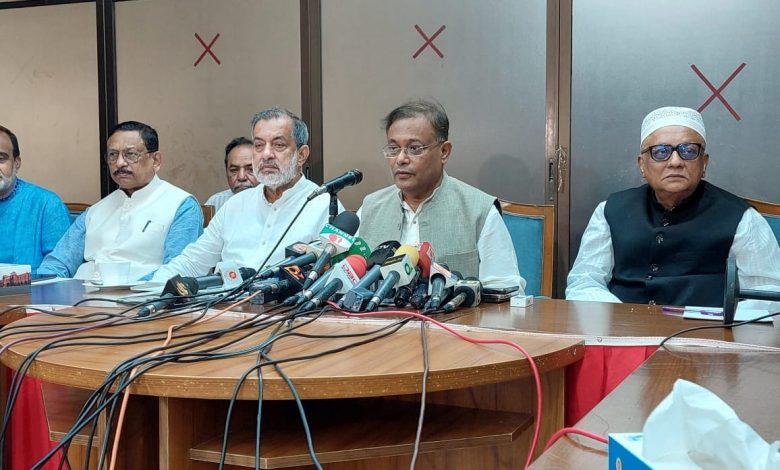 ড. হাছান মাহমুদ বলেন, ‘বিএনপি চট্টগ্রামে একটি সমাবেশ করেছে। সেই সমাবেশ থেকে তারা নানা ধরনের আপত্তিকর বক্তব্য দিয়েছে। সেই সমাবেশে চট্টগ্রাম অঞ্চলের বিভিন্ন জায়গা থেকে সন্ত্রাসীদের সমাবেশ ঘটিয়েছিল দলটি। আর এর মাধ্যমে তারা চট্টগ্রামসহ সমগ্র দেশে নৈরাজ্য সৃষ্টির একটি ছক এঁকেছে। আমরা রাজনৈতিক পরিস্থিতি পর্যালোচনা করে আমাদের করণীয় সম্পর্কে আলোচনা করার জন্য আজকে বসেছি।’ তিনি আরও বলেন, ‘আপনারা জানেন বিএনপি চট্টগ্রামে যে সমাবেশ করেছে, সেই সমাবেশের প্রস্তুতি তারা দীর্ঘ তিনমাস ধরে নিয়েছে। প্রস্তুতি নিয়ে তারা বলেছিল, ১৫ লাখ মানুষের সমাগম হবে। এখান থেকে কক্সবাজারের দূরত্ব ১৮০ কিলোমিটার, টেকনাফের দূরত্ব ২৫০ কিলোমিটার, সেখান থেকেও মানুষ এনেছে। তারা পলোগ্রাউন্ড মাঠের চল্লিশ শতাংশ পেছনে রেখে মঞ্চ করেছে। আর সামনের যেই অংশ তার অর্ধেকও পূর্ণ হয়নি। অর্থাৎ পলোগ্রাউন্ড মাঠের এক তৃতীয়াংশও ঠিক মতো পূর্ণ হয়নি।’ মন্ত্রী বলেন, ‘বিএনপি হাঁকডাক করেও মহাসমাবেশ নাম দিয়ে একটি ফ্লপ সমাবেশ করেছে। বিএনপি যেই প্লাটপর্মে সমাবেশ করেছে সেখানে ১৯৭৫ সালে বঙ্গবন্ধু হত্যার পর প্রতিবাদ হয়েছিল।’ তিনি বলেন, ‘জিয়াউর রহমান বিনা বিচারে বাংলাদেশ আওয়ামী লীগের লাখ লাখ কর্মীকে হত্যা করেছেন । আপনারা জানেন যারা জিয়াউর রহমানের নির্মম নির্যাতন আর বিনাবিচারে হত্যার শিকার হয়েছে তারা কদিন আগে চট্টগ্রাম প্রেস ক্লাবে ‘মায়ের কান্না’ ব্যানারে একটি অনুষ্ঠান করেছে। সেখানে একটি ডকুমেন্টারি প্রদর্শন করা হয়েছে। সেখানে আমি নিজেও ছিলাম, সাংবাদিকরাও উপস্থিত ছিলেন।’ বিএনপির একদফা দাবি সরকারের পতন, এবিষয়ে সাংবাদিকদের প্রশ্নের জবাবে তথ্য ও সম্প্রচার মন্ত্রী বলেন, ‘বিএনপি গত ১৪ বছর ধরেই এই আন্দোলনের মধ্যে আছে। আমরা সরকার গঠনের দুয়েকমাস পর থেকেই তারা সরকারকে বিদায় দেওয়ার আন্দোলনের মধ্যে আছে। আন্দোলন করতে করতে তারা জনগণ থেকে বিচ্ছিন্ন হয়ে গেছে। তাদের আন্দোলনের মধ্যেই জনগণ পরপর তিনবার রাষ্ট্র পরিচালনার দায়িত্ব আমাদেরকে দিয়েছে।’ সভায় অন্যান্যের মধ্যে উপস্থিত ছিলেন জাতীয় সংসদের হুইপ শামসুল হক চৌধুরী, চট্টগ্রাম সিটি করপোরেশনের মেয়র রেজাউল করিম চৌধুরী, রেলপথ মন্ত্রণালয় সম্পর্কিত সংসদীয় স্থায়ী কমিটির সভাপতি এবিএম ফজলে করিম চৌধুরী, সংসদ সদস্য মোসলেম উদ্দিন আহমেদ, মোস্তাফিজুর রহমান, মাহফুজুর রহমান মিতা, আবু রেজা মুহাম্মদ নেজামুদ্দিন নদভী, দিদারুল আলম, খাদিজাতুল আনোয়ার সনি, চট্টগ্রাম মহানগর আওয়ামী লীগের ভারপ্রাপ্ত সভাপতি মাহাতাব উদ্দিন চৌধুরী, সাধারণ সম্পাদক আ জ ম নাছির উদ্দিন, উত্তর জেলার সভাপতি এম এ সালাম, সাধারণ সম্পাদক শেখ আতাউর রহমান, দক্ষিণ জেলার সাধারণ সম্পাদক মফিজুর রহমান প্রমুখ।