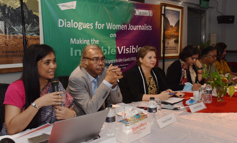 বাংলাদেশে নারী সাংবাদিকদের নিরাপত্তা নিশ্চিতে কর্মকৌশল প্রণয়নের জন্য আর্টিকেল নাইনটিনের ধারাবাহিক সংলাপের উদ্বোধনী অনুষ্ঠানে বক্তারা জাতিসংঘের নারী, শান্তি ও নিরাপত্তা রিজল্যুশন (জাতিসংঘ নিরাপত্তা পরিষদ রেজিলিউসন ১৩২৫) অনুযায়ী সরকারকে নারী সাংবাদিকদের নিরাপত্তার জন্য জাতীয় কর্মপরিকল্পনা প্রণয়নের আহ্বান জানান। যুক্তরাজ্য ভিত্তিক আন্তর্জাতিক মানবাধিকার সংস্থা আর্টিকেল নাইনটিন কর্তৃক নারী সাংবাদিকদের নিরাপত্তা নিশ্চিতে কর্মকৌশল প্রণয়নের জন্য আয়োজিত ধারাবাহিক সংলাপের উদ্বোধনী অনুষ্ঠানে এই কথাগুলো উঠে এসেছে। গ্লোবাল অ্যাফেয়ার্স কানাডা এর আর্থিক সহযোগিতায়, “ইকুয়ালি সেফ: টুওয়ার্ডস এ ফেমিনিস্ট এজেন্ডা টু দ্য সেফটি অব জার্নালিস্ট (FEMSOJ)” শীর্ষক দক্ষিণ আমেরিকা এবং দক্ষিণ এশিয়ার ছয়টি দেশে পরিচালিত একটি প্রকল্পের অধীনে আজ ((বুধবার, ১৯ অক্টোবর ২০২২ ) কানাডিয়ান ক্লাব, ঢাকায় এই অনুষ্ঠানের আয়োজন করা হয়। আর্টিকেল নাইনটিন দক্ষিণ এশিয়ার আঞ্চলিক পরিচালক ফারুখ ফয়সলের সভাপতিত্বে অনুষ্ঠানে প্রধান অথিতি হিসেবে উপস্থিত ছিলেন বাংলাদেশে কানাডার হাইকমিশনার লিলি নিকলস। এই অনুষ্ঠানে আলোচক হিসেবে উপস্থিত ছিলেন বাংলাদেশ সুপ্রিম কোর্টের সিনিয়র অ্যাডভোকেট ব্যারিস্টার সারা হোসেন, বাংলাদেশ নারী সাংবাদিক কেন্দ্রের সভাপতি নাসিমুন আরা হক মিনু এবং উইমেন জার্নালিস্ট নেটওয়ার্ক বাংলাদেশ এর সমন্বয়কারী আঙ্গুর নাহার মন্টি। এই ধারাবাহিক সংলাপের উদ্দেশ্য ও কর্মকৌশল এর বিভিন্ন দিক তুলে ধরেন আর্টিকেল নাইনটিন এর সিনিয়র প্রোগ্রাম অফিসার রুমকী ফারহানা । বাংলাদেশে কানাডার হাইকমিশনার লিলি নিকলস অনুষ্ঠানে বলেন, “একটি দেশে গণতন্ত্র ও স্বচ্ছতা নিশ্চিত করতে গণমাধ্যম গুরুত্বপূর্ণ ভূমিকা পালন করে। প্রান্তিক ও পিছিয়ে পড়া জনগোষ্ঠীসহ সমাজের সব শ্রেণির মানুষের কণ্ঠস্বর হিসেবে কাজ করে গণমাধ্যম। বাংলাদেশসহ সারা বিশ্বে গণমাধ্যম একটি কঠিন পরিস্থিতির মধ্যে দিয়ে যাচ্ছে। অধিকন্তু, বাংলাদেশে ডিজিটাল নিরাপত্তা আইন সাংবাদিকদের জন্য সাংঘাতিক ঝুঁকি তৈরি করেছে“। সিনিয়র অ্যাডভোকেট ব্যারিস্টার সারা হোসেন বলেন, “ বাংলাদেশে মতপ্রকাশের স্বাধীনতা, সমালোচনা, এবং ভিন্নমতকে বিভিন্ন নিবর্তনমূলক আইনের অপব্যবহার এর মাধ্যমে দমন করা হয়। মতপ্রকাশের স্বাধীনতার উপর আরোপিত যে কোন বিধিনিষেধ শুধুমাত্র আইন দ্বারা, যুক্তিসঙ্গত এবং আনুপাতিক হওয়া উচিত। নারী সাংবাদিকদের নিরাপত্তার জন্য প্রতিটি মিডিয়া হাউসে জেন্ডার নীতি, যৌন হয়রানি নীতি এবং আচরণবিধি থাকা উচিত। নতুন খসড়া ডাটা সুরক্ষা আইন, ডিজিটাল, সোশ্যাল মিডিয়া নিয়ন্ত্রন আইন এবং ওটিপি প্ল্যাটফর্ম নিয়ন্ত্রন আইন প্রবিধানগুলি মতপ্রকাশের স্বাধীনতা এবং জেন্ডার লেন্সের অধীনে পর্যালোচনা করা উচিত এবং সেই অনুযায়ী সংশোধন করা উচিত।” সভাপতির বক্তব্যে ফারুখ ফয়সল বলেন, “বাংলাদেশে সাংবাদিকদের নিরাপত্তা, বিশেষ করে নারী সাংবাদিকরা বিভিন্ন দিক থেকে হুমকির মুখে। অর্থনৈতিক, সামাজিক, নারীর ক্ষমতায়ন এবং মানবাধিকার সূচকে পাকিস্তান বাংলাদেশের থেকে পিছিয়ে থাকলেও সাংবাদিকদের সুরক্ষার জন্য দেশটিতে দুই প্রদেশে ‘প্রোটেকশন অব জার্নালিস্ট অ্যান্ড মিডিয়া প্রফেশনালস অ্যাক্ট, ২০২১’ আইন রয়েছে। এটি বাংলাদেশের জন্য লজ্জাজনক যে সাংবাদিকদের সুরক্ষার জন্য আমাদের দেশে কোনো আইন নেই।“ অনুষ্ঠানে অংশগ্রহণকারী সিনিয়র সাংবাদিক, সম্পাদক, এনজিও প্রতিনিধি, কূটনৈতিক, শিক্ষক ও গবেষকেরা কর্মক্ষেত্রে ও কর্মক্ষেত্রের বাইরে নারী সাংবাদিকদের জন্য নিরাপত্তা নিশ্চিতে বাধা ও চ্যালেঞ্জ তুলে ধরেন এবং নিজেদের অভিজ্ঞতা বিনিময় করেন। তারা বলেন, বাংলাদেশে হত্যা, গুম, আইনি হয়রানি, হয়রানি, অপরাধের দায়মুক্তি এবং হুমকিসহ বিভিন্ন কারণে সাংবাদিকদের নিরাপত্তা হুমকির মুখে রয়েছে। নির্বাচনের সময় এবং কোভিড ১৯-এর মতো মহামারীতে সাংবাদিকদের ঝুঁকি আরও বেড়ে যায়। প্রতিটি ক্ষেত্রে, নারী সাংবাদিকরা তাদের পুরুষ সহকর্মীদের তুলনায় কর্মক্ষেত্রে এবং কর্মস্থলের বাইরে বেশি ঝুঁকির মধ্যে থাকে। কারণ যে কোন ধরণের সহিংসতা ও সঙ্কট সহজাতভাবে সমাজের অনগ্রসর ও কম ক্ষমতাপ্রাপ্ত অংশকে বেশি প্রভাবিত করে।