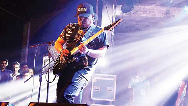 এলআরবির প্রতিষ্ঠাতা আইয়ুব বাচ্চু চলে যাওয়ার চার বছর। মাত্র ৫৬ বছর বয়সে ২০১৮ সালের ১৮ অক্টোবর হৃদরোগে আক্রান্ত হয়ে শেষ নিঃশ্বাস ত্যাগ করেন ব্যান্ড সংগীতের এই উজ্জ্বল নক্ষত্র।