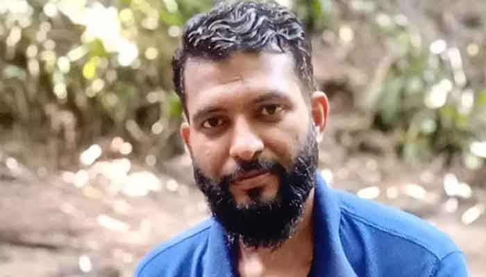 ঘটনার পর পর বাসটি পুড়িয়ে দিয়েছে উত্তেজিত জনতা। বাসের চালক ও হেলপার গণপিটুনির শিকার হয়েছেন।