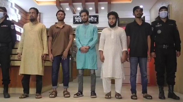 নিকট আত্মীয়ের মাধ্যমে জঙ্গি হন তারা!