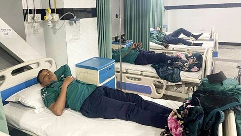 জামায়াতের সঙ্গে সংঘর্ষে হাসপাতালে ১০ পুলিশ সদস্য