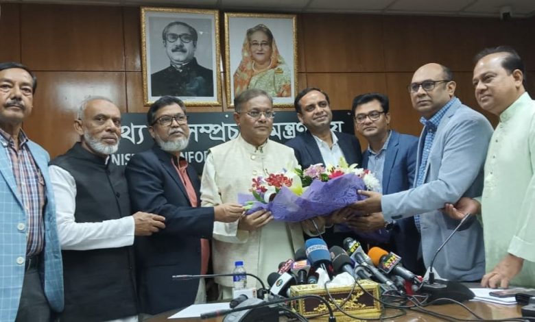 বিনাবিচারে নিহতদের স্বজনদের সংগঠন ‘মায়ের কান্না’র স্মারকলিপিটি নিজে অথবা তার অধিন কর্মকর্তারা গ্রহণ করলে মার্কিন রাষ্ট্রদূত বিতর্কের উর্ধ্বে থাকতেন বলেছেন তথ্যমন্ত্রী এবং আওয়ামী লীগের যুগ্ম সাধারণ সম্পাদক ড. হাছান মাহমুদ। বৃহস্পতিবার দুপুরে সচিবালয়ে মন্ত্রণালয়ের সভাকক্ষে ক্যাবল অপারেটরস এসোসিয়েশন অভ বাংলাদেশ’র (কোয়াব) সাথে মতবিনিময় শেষে সাংবাদিকদের এ সংক্রান্ত প্রশ্নের জবাবে তিনি এ কথা বলেন। ১৬ বছর পর অনুষ্ঠিত নির্বাচনে কোয়াবের নবনির্বাচিত সভাপতি এ বি এম সাইফুল হোসেন ও সাধারণ সম্পাদক সৈয়দ মোশাররফ আলী এ সময় বক্তব্য রাখেন। সহ-সভাপতি রাশেদুল রহমান মালিক এবং আল আমিন, সাংগঠনিক সম্পাদক মাহমুদুল মামুন, যুগ্ম সাধারণ সম্পাদক লুৎফর রহমান নাসিম, অর্থ সম্পাদক সেলিম সারওয়ার, সদস্য ফরিদউদ্দিন, গোলাম মোস্তফা প্রমুখ সভায় যোগ দেন। ড. হাছান বলেন, ‘গতকাল ১৪ ডিসেম্বর শহীদ বুদ্ধিজীবী দিবসের দিন ‘মায়ের ডাকে’র যারা মার্কিন রাষ্ট্রদূতকে তাদের বাড়িতে ডেকে নিয়ে গেছেন, তারা আসলে মার্কিন রাষ্ট্রদূতকে বিতর্কিত করেছেন। মার্কিন রাষ্ট্রদূতকে এভাবে বিতর্কিত করা তাদের সমীচীন হয়নি। এবং তিনি সেখানে গেছেন সেটি শুনে ১৯৭৭ সালে জিয়াউর রহমান বিনাবিচারে এবং ক্যাঙ্গারু কোর্টের মাধ্যমে বিচার ছাড়াই মুক্তিযোদ্ধাসহ যাদের ফাঁসি দিয়েছিল তাদের সন্তান-পরিজনদের সংগঠন ‘মায়ের কান্না’র জনা পঞ্চাশ মানুষ মার্কিন রাষ্ট্রদূতকে স্মারকলিপি দেওয়ার জন্য সমবেত হয়েছিল। মার্কিন রাষ্ট্রদূতের যারা নিরাপত্তার দায়িত্বে ছিলেন, তারা স্মারকলিপি দেওয়ার সুযোগ করে দেননি এবং সমবেতরা কথাও বলতে পারেননি। আমি মনে করি, মার্কিন রাষ্ট্রদূত যদি তাদের স্মারকলিপি নিতেন এবং তাদের দু’টি কথা শুনতেন তাহলে তারা সেখানে যাওয়া নিয়ে আজকে যে প্রচন্ড সমালোচনা হচ্ছে সেটি হতো না।’ তথ্যমন্ত্রী বলেন, ‘প্রথমত সেদিন ছিল শহীদ বুদ্ধিজীবী দিবস। ১৯৭১ সালের ১৪ ডিসেম্বর বাংলাদেশের শ্রেষ্ঠ সন্তানদের হত্যা করা হয়েছিল। যে জাতি স্বাধীন হতে যাচ্ছে, সে জাতিকে পঙ্গু করার লক্ষ্যেই বুদ্ধিজীবীদের হত্যা করা হয়েছিল। বুদ্ধিজীবী দিবসগুলোতে নানা অনুষ্ঠান থাকে, দেশের সাধারণ মানুষ এবং বুদ্ধিজীবী থেকে শুরু করে সবাই শহীদ বুদ্ধিজীবী স্মৃতিসৌধে গিয়ে শ্রদ্ধা জানায়। অনেক সময় বিদেশি রাষ্ট্রদূতরাও সেখানে গিয়ে শ্রদ্ধা জানায়। সেই দিনে মার্কিন রাষ্ট্রদূত শহীদ বুদ্ধিজীবী স্মৃতিসৌধে গেলে অনেক ভালো হতো এবং স্বাধীনতা অর্জন করতে গিয়ে বাঙালি জাতির যে কষ্ট, ত্যাগ, বুদ্ধিজীবীদের আত্মদান সেটির প্রতি শ্রদ্ধা জানানো হতো।’ ‘শহীদ বুদ্ধিজীবী দিবসের দিনে মার্কিন রাষ্ট্রদূতকে ‘মায়ের ডাক’ নামে সংগঠনের কো-অর্ডিনেটরের বাসায় যাওয়ার পরামর্শ কে দিয়েছে আমি জানি না, তবে যারাই পরামর্শ দিয়েছে তারা সঠিক পরামর্শ দেয়নি’ উল্লেখ করে হাছান মাহমুদ বলেন, ‘তার নিজেরও দিবসটার দিকে লক্ষ্য রাখা দরকার ছিল। তাছাড়া তিনি যে সেখানে যাবেন সেটি পররাষ্ট্র মন্ত্রণালয় জানে না, পররাষ্ট্রমন্ত্রী সেটিই বলেছেন। আর তিনি যাদের কাছে গেছেন তারা অর্থাৎ ‘মায়ের ডাক’ হচ্ছে সেই সংগঠন যারা গুমের অভিযোগ করছে। কিন্তু যারা গুম হয়েছে বলে অভিযোগ করা হচ্ছে তাদের অনেককেই আবার খুঁজে পাওয়া গেছে, অনেকেই খুনের ও মাদক চোরাচালানের মামলার দন্ডপ্রাপ্ত-সাজাপ্রাপ্ত পলাতক আসামী যাদেরকে বিএনপি গুম হয়েছে বলে বেড়াচ্ছে।’ আওয়ামী লীগ যুগ্ম সাধারণ সম্পাদক ড. হাছান বলেন, ‘আমরা যারা রাজনীতি করি, তাদের সামনে রাস্তায় যখন দশটা মানুষ দাঁড়ায়, আমাদের গাড়ি দাঁড়ায়। আমাদেরও নিরাপত্তাকর্মী থাকে, আমাদেরও নিরাপত্তার প্রচন্ড ঝুঁকি আছে। আমি জীবনে কয়েক দফা মৃত্যুর মুখোমুখি দাঁড়িয়েছি। কিন্তু মানুষ যখন কোন জায়গায় কথা বলার জন্য দাঁড়ায় তখন আমাদের চলন্ত গাড়ি দাঁড়িয়ে যায়। এখানে গাড়ি চলন্ত ছিল না, তিনি যখন ঘর থেকে বের হচ্ছিলেন তখন তাকে স্মারকলিপি দেওয়া হচ্ছিল। অন্তত স্মারকলিপিটা যদি তার স্টাফের মাধ্যমেও নেওয়া হতো তাহলে আজকের সমালোচনাটা হতো না।’ মন্ত্রী বলেন, ‘অবশ্যই মার্কিন যুক্তরাষ্ট্র আমাদের ঘনিষ্ঠ উন্নয়ন সহযোগী, আমাদের উন্নয়ন অভিযাত্রায় মার্কিন যুক্তরাষ্ট্রেরও বিরাট ভূমিকা রয়েছে, তাদের সাথে আমাদের সম্পর্ক অত্যন্ত উষ্ণ এবং আমি মনে করি এই ঘটনা আমাদের সম্পর্কের ক্ষেত্রে কোনো বিরূপ প্রভাব ফেলবে না। তবে যারা এই কাজটি করেছেন এবং করার চেষ্টা করেন তাদের এ থেকে বিরত থাকা উচিত। মার্কিন রাষ্ট্রদূতকেও আমি বিনীতভাবে অনুরোধ জানাবো, কেউ যদি এ ধরণের ভুল পরামর্শ দিয়ে তাকে একপেশে করার অপচেষ্টা চালায়, সেটির ব্যাপারে সতর্ক থাকার জন্য।’ ক্ষমতায় যেতে পারলে বিএনপি কি কি করবে এ নিয়ে তাদের নেতৃবৃন্দের সাম্প্রতিক বক্তব্য নিয়ে প্রশ্নের জবাবে ড. হাছান বলেন, ‘বিএনপি যদি ক্ষমতায় যায় তারা কি করবেন সে নিয়ে তারা বলতেই পারেন, এটি বলা কোন অপরাধ নয়। তবে বাংলাদেশের মানুষ তাদেরকে আর দেশ পরিচালনার দায়িত্ব দেবে না। নিজেদের রাজনৈতিক স্বার্থ চরিতার্থ করার জন্য যারা মানুষের ওপর পেট্রোল বোমা নিক্ষেপ করে, মানুষকে জিম্মি করে রাজনীতি করে, তাদের ডাকে তো মানুষ সাড়া দেয়নি এবং দেবেও না। তারা তো ১০ তারিখেই সরকার পতন ঘটাতে চেয়েছিল, কিন্তু সরকার পতন ঘটাতে এসে তারা নিজেদের পতন ঘটিয়ে চলে গেছে।’ কোয়াবের নবনির্বাচিত কমিটিকে তথ্যমন্ত্রীর অভিনন্দন এর আগে কোয়াবের নবনির্বাচিত কমিটিকে অভিনন্দন জানান তথ্য ও সম্প্রচারমন্ত্রী। তিনি বলেন, টিভি চ্যানেলগুলো কোয়াবের সদস্যরাই সারাদেশে ক্যাবলের মাধ্যমে প্রদর্শনের ব্যবস্থা করে। ক্যাবল নেটওয়ার্ক ডিজিটাল করার জন্য আমরা আপনাদের পরামর্শ নিয়ে কাজ করছি। আশা করছি খুব সহসাই এ বিষয়ে আইনি জটিলতা কেটে যাবে। কোয়াবের দাবির প্রেক্ষিতে মন্ত্রী বলেন, ‘ইন্টারনেট সার্ভিস প্রোভাইডাররা অননুমোদিতভাবে টেলিভিশন চ্যানেল প্রদর্শন করছে -এ বিষয়ে যেহেতু আমরা আনুষ্ঠানিকভাবে অভিযোগ পেলাম, দ্রুত তদন্ত করে বেআইনি কাজের বিরুদ্ধে ব্যবস্থা গ্রহণ করা হবে।’