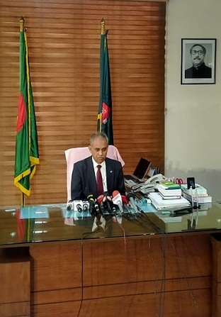 ইসি ভবনে নিজ কার্যালয়ে সোমবার (১৯ ডিসেম্বর) সাংবাদিকদের সঙ্গে আলাপকালে মো. আলমগীর বলেন