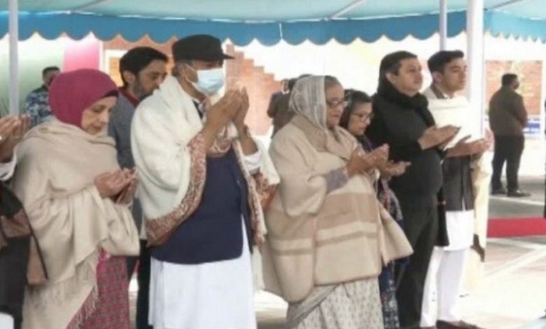 টুঙ্গিপাড়ায় বঙ্গবন্ধুর সমাধিতে প্রধানমন্ত্রীর শ্রদ্ধা