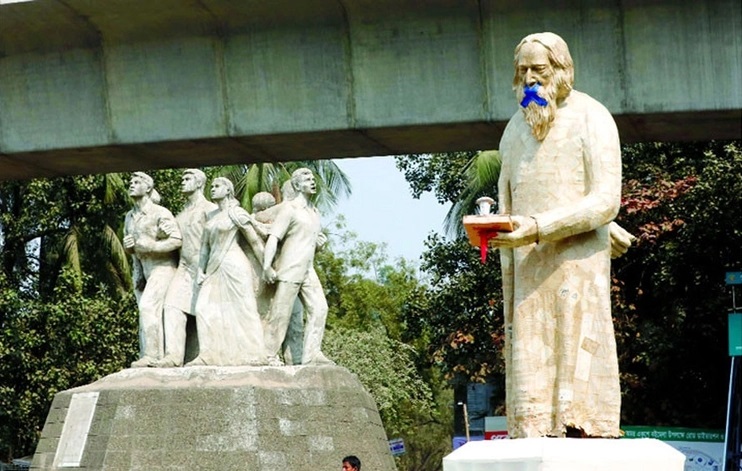 আরেক শিক্ষার্থী নজির আমিন চৌধুরী বলেন, বাংলা একাডেমির আদর্শ প্রকাশনীর ঘটনাটি এর সঙ্গে অবশ্যই প্রাসঙ্গিক। এর সঙ্গে সরকারি, ধর্মীয় ও প্রাতিষ্ঠানিক সেন্সরশিপও জড়িত। সম্প্রতি মানুষের মত ও বাকস্বাধীনতায় বাধার মতো যত ঘটনা ঘটেছে সব কটির প্রাসঙ্গিকতা এই ভাস্কর্যের মধ্যে রয়েছে।