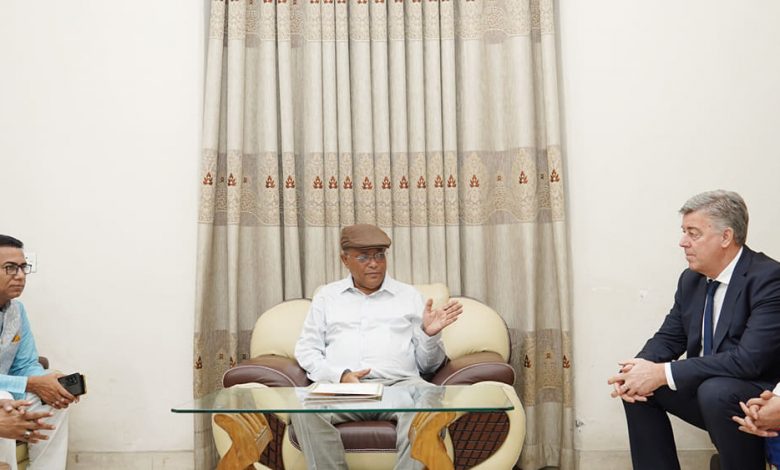 তথ্যমন্ত্রী ও আওয়ামী লীগের যুগ্ম সাধারণ সম্পাদক ড. হাছান মাহমুদ নির্বাচন পর্যবেক্ষকদের বলেছেন, ‘আমরা চাই বিএনপিসহ সমস্ত রাজনৈতিক দল নির্বাচনে অংশ নিক এবং জনগণ উৎসাহ-উদ্দীপনা নিয়ে ভোট দিয়ে সুষ্ঠু ও সুন্দরভাবে আগামীর সরকার নির্বাচিত করুক। সরকারের পক্ষ থেকে যদি কোনো সহযোগিতার প্রয়োজন থাকে সেটি অবশ্যই আমরা করবো।’ রোববার দুপুরে মিন্টো রোডে সরকারি বাসভবনে আগত দেশি-বিদেশি নির্বাচন পর্যবেক্ষকদের সমন্বয়ে গঠিত ‘ইলেকশন মনিটরিং ফোরামে’র প্রতিনিধিদের সাথে মতবিনিময় শেষে সাংবাদিকদের তিনি এ কথা জানান। আওয়ামী লীগের ত্রাণ ও সমাজকল্যাণ সম্পাদক আমিনুল ইসলাম আমিন, ইলেকশন মনিটরিং ফোরামের চেয়ারম্যান অধ্যাপক মোহাম্মদ আবেদ আলী, জার্মানির সমাজকর্মী ও রাজনৈতিক বিশ্লেষক ভলকার ইউ. ফ্রেডরিচ (Volkar U Friedrich), ভুটানের গ্লোবাল ভিলেজ কানেকশনের চেয়ারম্যান জ্যাকসন দুকপা (Jackson Dukpa) ইসলামি আরবি বিশ্ববিদ্যালয়ের ভারপ্রাপ্ত উপাচার্য ও ফোরামের পরিচালক অধ্যাপক আবুল কালাম আজাদ, বুয়েটের উপউপাচার্য ও ফোরামের পরিচালক অধ্যাপক ড. আব্দুল জব্বার খান ও কৃষিবিদ ড. আজাদুল হক বৈঠকে অংশ নেন। ড. হাছান বলেন, ‘ইলেকশন মনিটরিং ফোরাম প্রতিনিধিরা আমার সাথে বৈঠকের জন্য এসেছিলেন। আপনারা জানেন যে, নির্বাচন পর্যবেক্ষণের জন্য ১০৮টি সংগঠন নির্বাচন কমিশনে নিবন্ধিত। তার মধ্যে ৫১টি সংগঠনের মোর্চা হচ্ছে ইলেকশন মনিটরিং ফোরাম। তারা আমার সাথে বিস্তারিত আলোচনা করেছেন। তারাও বলেছেন, তারা চান আগামী নির্বাচনে বিএনপিসহ সমস্ত রাজনৈতিক দলের অংশগ্রহণ যেখানে জনগণ উৎসাহ নিয়ে আগামী দিনের সরকার নির্বাচিত করবে। এই ফোরাম গত নির্বাচনও মনিটর করেছে আগামী নির্বাচনেও তারা ইলেকশন মনিটরিং দল পাঠাবে, নির্বাচন পর্যবেক্ষণ করবে।’ সম্প্রচারমন্ত্রী বলেন, ‘আমরা তাদেরকে জানিয়েছি, সমস্ত সংসদীয় গণতন্ত্রের দেশে যেভাবে নির্বাচন কমিশনের অধিনে নির্বাচন অনুষ্ঠিত হয় আমাদের দেশেও ঠিক সেভাবেই নির্বাচন অনুষ্ঠিত হবে। এবং ভারত, অস্ট্রেলিয়া, জাপান, যুক্তরাজ্য, জার্মানি এবং কন্টিনেন্টাল ইউরোপের অন্যান্য দেশে যেভাবে চলতি সরকার নির্বাচনকালীন সরকারের দায়িত্ব পালন করে আমাদের দেশেও বর্তমান সরকার নির্বাচনকালীন সরকারের দায়িত্ব পালন করবে এবং নির্বাচন অনুষ্ঠিত হবে নির্বাচন কমিশনের অধিনে।’ নির্বাচনে বিএনপির অংশ নেওয়া প্রসঙ্গে হাছান মাহমুদ বলেন, ‘বিএনপিকে নির্বাচনী ভীতি পেয়ে বসেছে। এটি স্বাভাবিক, কারণ ২০০৮ সালের নির্বাচনে পূর্ণ শক্তি দিয়ে নির্বাচনে অংশ নিয়ে বিএনপি মাত্র ২৯টি আসন পেয়েছিল। ২০১৪ সালের নির্বাচন তারা বর্জন করে আসলে গণতন্ত্রটাকেই প্রতিহত করার চেষ্টা করেছিল, ব্যর্থ হয়েছিল। ২০১৮ সালের নির্বাচনে ‘ডান-বাম, অতিডান-তালেবান’ সবাইকে নিয়ে বিরাট মোর্চা ঐক্য করে বিএনপি পেয়েছিল ৬টি আসন। এখন যাদেরকে নিয়ে ঐক্য করেছে তারা যখন প্রেসক্লাবের সামনে সমাবেশ করে, সেখানে যত না লোক থাকে তার চেয়ে বেশি সাংবাদিক থাকে। সে জন্য নির্বাচন ভীতি তাদেরকে পেয়ে বসেছে। তারপরও আমি আশা করবো তারা নির্বাচনে অংশগ্রহণ করুক। তবে বিএনপি এখন হাঁটা শুরু করেছে, দেখা যাক তারা ক’বছর হাঁটে।’ এ প্রসঙ্গে মন্ত্রী আরো বলেন, ‘নির্বাচন আয়োজন করে নির্বাচন কমিশন। সমস্ত দল যাতে অংশগ্রহণ করে সে জন্য নির্বাচন কমিশন উদ্যোগ গ্রহণ করবে। খেলায় আয়োজকরা নিশ্চিত করে কারা কারা খেলতে আসবে। অন্যরা কে খেলবে বা খেলবে না সেটা যারা খেলতে যাবে তাদের দেখার দায়িত্ব না। তেমনি নির্বাচনের খেলার মাঠে আমরা একটা দল, বিএনপিও একটা দল। আমরাও চাই তারা অংশগ্রহণ করুক। আমরা ওয়াকওভার চাই না, আমরা খেলতে চাই, খেলে গোল দিয়ে জিততে চাই এবং দল হিসেবে আমরা আহ্বান জানাই, বিএনপিসহ সব রাজনৈতিক দল যেন আগামী নির্বাচনে অংশ নেয়।’ ইলেকশন মনিটরিং ফোরামের চেয়ারম্যান অধ্যাপক মোহাম্মদ আবেদ আলী সাংবাদিকদের বলেন, ‘আগামী নির্বাচন পর্যবেক্ষণে জার্মান, নেপাল, ভুটানসহ কয়েকটি দেশের প্রতিনিধিরা এখানে এসেছেন। গতকাল আমরা জাতীয় পার্টি, জাসদ এবং ইসলামী ফ্রন্টের সাথে আলোচনা করেছিলাম, তারই ধারাবাহিকতায় বাংলাদেশ আওয়ামী লীগের যুগ্ম সাধারণ সম্পাদক তথ্য ও সম্প্রচারমন্ত্রী ড. হাছান মাহমুদ এমপির সাথে আমরা আগামী নির্বাচন বিষয়ে আলোচনা করেছি। আমরা চাই, আগামী জাতীয় নির্বাচন আন্তর্জাতিক মানের হবে, গ্রহণযোগ্য হবে এবং পর্যাপ্ত বিদেশি পর্যবেক্ষক দল যাতে পর্যবেক্ষণ করতে পারে সেই পরামর্শ চেয়েছি। আগামী দ্বাদশ জাতীয় সংসদ নির্বাচনে বিদেশি পর্যবেক্ষকদের ভিসা, যাতায়াতের বিষয়ে যাতে বেগ পেতে না হয় সে জন্য আমরা সরকারের সহায়তা চেয়েছি।’ নির্বাচনী এলাকার মানুষের সাথে তথ্যমন্ত্রীর ধারাবাহিক ভার্চুয়াল বৈঠক চট্টগ্রাম-৭ আসনের সংসদ সদস্য ও আওয়ামী লীগের যুগ্ম সাধারণ সম্পাদক তথ্যমন্ত্রী ড. হাছান মাহমুদ তার নির্বাচনী এলাকার মানুষের সাথে নিয়মিত বৈঠকের অংশ হিসেবে রোববার সকালে ঢাকার মিন্টো রোডের বাসভবন থেকে চট্টগ্রামের রাঙ্গুনিয়া উপজেলার দক্ষিণ রাজানগর ইউনিয়নের জনগণের সাথে ভার্চুয়াল বৈঠকে মিলিত হন। রাজনৈতিক ও মন্ত্রণালয়ের কাজের মাঝে এ দিন বিকেলে আবার রাঙ্গুনিয়ার শিলক ইউনিয়নের মানুষের সাথে ভার্চুয়াল বৈঠক করেন তিনি। সরকারের বিভিন্ন সহায়তার উপকারভোগী সাধারণ মানুষের এ মিলন মেলায় দেশের উন্নয়ন-অগ্রগতি ও শান্তি-সমৃদ্ধি অব্যাহত রাখতে সকলকে আগামী নির্বাচনে নৌকা মার্কায় ভোট দেওয়ার জন্য আহ্বান জানান ড. হাছান।