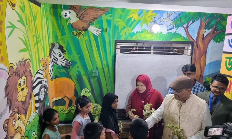 বিশ্ব ভালোবাসা দিবসে পারিবারিক স্নেহবঞ্চিত প্রায় দুইশত শিশুদের সাথে সময় কাটিয়েছেন তথ্যমন্ত্রী ও আওয়ামী লীগের যুগ্ম সাধারণ সম্পাদক ড. হাছান মাহমুদ। তিনি ও তার স্ত্রী তাদের হাতে তুলে দিয়েছেন ফুল ও উপহারসামগ্রী, শুনেছেন তাদের কথা, কবিতা ও গান। সামাজিক গণমাধ্যমে কার্যক্রম দেখে মঙ্গলবার বিকেলে রাজধানীর রায়েরবাজার বেড়িবাঁধ এলাকার বরইখালীতে সুবিধাবঞ্চিত শিশুদের আবাসন ও শিক্ষা সহায়তা প্রতিষ্ঠান মাস্তুল ফাউন্ডেশন স্কুল এন্ড অরফানেজ শেলটার হোমে যান তথ্যমন্ত্রী ও সহধর্মিণী নুরান ফাতেমা। আওয়ামী লীগের ত্রাণ ও সমাজকল্যাণ সম্পাদক আমিনুল ইসলাম আমিন এ সময় উপস্থিত ছিলেন। এর আগে দুপুরে নুরান ফাতেমা তাদের জন্য রান্না করা খাবার পাঠান আর অফিস শেষে মন্ত্রী সস্ত্রীক সেখানে যাওয়ার সময় নিয়ে যান জামাকাপড়সহ উপহারসামগ্রী ও নানা ধরনের খেলনা। মাস্তুলের প্রতিষ্ঠাতা কাজী রিয়াজ রহমান, উপদেষ্টা কাজী মাইনুর রহমান ও প্রতিষ্ঠানের সদস্যরা তাদের স্বাগত জানান। মন্ত্রী ও তার স্ত্রী প্রত্যেক শিশুর হাতে রজনীগন্ধার ছড়া তুলে দেন। তথ্যমন্ত্রী ড. হাছান তার বক্তৃতায় বলেন, 'সমাজে পরিবারের স্নেহ-ভালোবাসা থেকে বঞ্চিত যারা স্বপ্ন দেখতে ভয় পায়, কেউ যাদের স্বপ্ন দেখাতেও চায় না, সেইসব শিশু ও দুর্দশাগ্রস্ত মানুষকে নিয়ে এসে মাস্তুল ফাউন্ডেশন আশ্রয় দিয়েছে, শিশুশিক্ষা ও বয়স্কদের কর্মের সুযোগ করে দিয়েছে। সেই জন্য এই পয়লা ফাল্গুন ও বিশ্ব ভালোবাসা দিবসে আমি এখানে তাদের কাছে এসেছি।' 'আমি শুধু একজন মানুষ হিসেবেই এখানে এসেছি, তবুও আমার রাজনৈতিক পরিচয় আছে' উল্লেখ করে হাছান মাহমুদ বলেন, 'আমার পরিবার যেমন আমাকে মমত্ববোধ শিখিয়েছে, তেমনি আমাদের নেত্রী বঙ্গবন্ধুকন্যা জননেত্রী শেখ হাসিনাকেও দেখেছি। আজ আমরা ক্ষমতায়, যখন ক্ষমতায় ছিলাম না তখন দেখেছি, বিশাল গাড়িবহর নিয়ে চলার সময় জননেত্রীর গাড়ির সামনে যদি কোনো ভিক্ষুক এসে পড়তো, পুরো বহর থেমে যেতো। শেখ হাসিনা তাকে সাহায্য করতেন।' যে ঘটনা মন্ত্রীকে মাস্তুল ফাউন্ডেশনে যেতে উৎসাহিত করেছে সেটির বর্ণনা দিতে গিয়ে ড. হাছান বলেন, 'সামাজিক যোগাযোগ মাধ্যমে দেখেছি, ঢাকায় বিমানবন্দরের পাশে এক আশ্রয়ে বাবার সাথে থাকা অল্পবয়সী ছেলে রোজ বিমান ওড়া দেখতো। একদিন সে বাবাকে বললো- বাবা আমি বড় হয়ে পাইলট হতে চাই। বাবা ধমক দিয়ে বললেন- যা, কাজে যা। সেই ছেলেটিকে মাস্তুল ফাউন্ডেশন নিয়ে এসেছে, পড়াশোনা করাচ্ছে। আমি তার স্বপ্নপূরণের জন্য প্রার্থনা করি।' ড. হাছান মাহমুদ মাস্তুল স্কুল, আশ্রয়কেন্দ্র এবং এতিমখানা উদ্বোধন করেন এবং অতিথিদের সাথে নিয়ে স্থাপনাগুলো পরিদর্শনকালে কর্মকর্তাদের সঙ্গে মতবিনিময় করেন। এ সময় মাস্তুল ফাউন্ডেশনের স্বাবলম্বী প্রকল্পের দুইজন বিধবাকে দু'টি সেলাই মেশিন এবং স্বাস্থ্য প্রকল্পে সেবার আওতায় থাকা সড়ক দুর্ঘটনায় আহত একজন রোগীর হাতে ৫০ হাজার টাকার চেক তুলে দেন মন্ত্রী। স্কুল এবং শেলটার হোমের শিশুরা এ সময় গান ও ছড়া পরিবেশন করে। সংস্থার পরিদর্শন বইতে মন্ত্রী লেখেন- এই অসাধারণ কার্যক্রমের জন্য মাস্তুল ফাউন্ডেশনকে অসংখ্য ধন্যবাদ। মাস্তুল ফাউন্ডেশনের প্রতিষ্ঠাতা ও নির্বাহী পরিচালক কাজী রিয়াজ রহমান বলেন, 'তথ্য ও সম্প্রচারমন্ত্রী ড. হাছান, তার স্ত্রী ও আওয়ামী লীগের সমাজকল্যাণ সম্পাদক আমিনুল ইসলামকে অতিথি হিসেবে পেয়ে আমরা অভিভূত এবং তাকে আমাদের প্রকল্পগুলো দেখাতে পেরে খুবই উচ্ছ্বসিত। তিনি আরো বলেন, আমরা শুধু দেশের সুবিধাবঞ্চিত মানুষের জন্য কাজ করে যাচ্ছি। আজকে মন্ত্রী এসে আমাদের আরো অনুপ্রেরণা দিলেন। দুই লাখ টাকা দিলেন। এই অনুপ্রেরণাকে সাথে নিয়ে আমরা আগামীতে আরো কাজ করে যাব।' মাস্তুল উপদেষ্টা মাইনুর রহমান জানান, দাতব্য প্রতিষ্ঠান হিসেবে নিবন্ধিত মাস্তুল ফাউন্ডেশন ২০১৩ সাল থেকে নিজস্ব স্কুল ও এতিমখানায় দুইশত শিশুর শিক্ষা, আহার ও আবাসনের পাশাপাশি ১২ জেলার ২২টি স্কুলে সহস্রাধিক সুবিধাবঞ্চিত শিক্ষার্থীদের স্কুল ব্যাগ, জুতা-মোজা বই-খাতাসহ সকল শিক্ষা উপকরণ দিয়ে সহযোগিতা করে আসছে। এর স্বাবলম্বী প্রকল্পের মাধ্যমে এ পর্যন্ত ৭৫০ জন স্বাবলম্বী হয়েছেন। এছাড়া সংস্থাটি মৃত ব্যক্তিদের জানাজা, দাফন ও সৎকার করে থাকে।