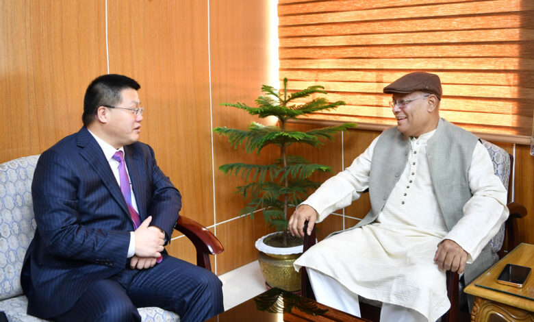 তথ্যমন্ত্রী ও আওয়ামী লীগের যুগ্ম সাধারণ সম্পাদক ড. হাছান মাহমুদ বলেছেন, ‘চীন এখন যেমন বাংলাদেশের উন্নয়ন সহযোগী হিসেবে কাজ করছে, তারা ভবিষ্যতেও প্রধানমন্ত্রী বঙ্গবন্ধুকন্যা জননেত্রী শেখ হাসিনার নেতৃত্বে দেশকে ২০৪১ সাল নাগাদ উন্নত দেশে রূপান্তরের স্বপ্ন বাস্তবায়নের পথে উন্নয়ন সহযোগী হিসেবে থাকতে চায়। তারা কখনো বাংলাদেশের রাজনীতি নিয়ে মাথা ঘামায়নি, ভবিষ্যতেও ঘামাতে চায় না।’ মঙ্গলবার দুপুরে সচিবালয়ে চীনের রাষ্ট্রদূত ইয়াও ওয়েনের সাথে সাক্ষাৎ শেষে সাংবাদিকদের তিনি এ কথা জানান। ড. হাছান জানান, ‘চীনের রাষ্ট্রদূত সৌজন্য সাক্ষাতের জন্য এসেছিলেন। স্বাভাবিকভাবেই আমাদের উন্নয়ন ভাবনা এবং আমাদের ‘ডিভালপমেন্ট প্রসেসে’ চীন সরকারের যে ভূমিকা সেগুলো নিয়ে আলোচনা হয়েছে। আপনারা জানেন যে, দেশের অনেক বড় বড় প্রকল্প, বঙ্গবন্ধু টানেল, বিভিন্ন ব্রিজ এবং মেগা প্রকল্পের সাথে চীন কাজ করেছে এবং করছে। চট্টগ্রামে এখন বহিসমুদ্র থেকে যাতে সরাসরি পতেঙ্গার ইস্টার্ন রিফাইনারিতে আমাদের তেল আসতে পারে সেজন্য তারা পাইপলাইন নির্মাণ করছে এবং একটি ইপিজেডের কাজ চলছে, সেগুলো নিয়ে আলোচনা হয়েছে।’ সম্প্রচারমন্ত্রী আরো জানান, ‘এছাড়া আমাদের ‘সিক্স টিভি’ একটা প্রজেক্ট আছে, যার মাধ্যমে বিভাগীয় শহরগুলোতে টেলিভিশন কেন্দ্র স্থাপনের জন্য আমরা একটি পরিকল্পনা গ্রহণ করেছি, সেটি চীন সরকারের অর্থায়নে হওয়ার কথা ‘কনসেশনাল লোনে’, সেটি নিয়েও আলোচনা হয়েছে। যেহেতু পৃথিবীতে অর্থনৈতিক মন্দা চলছে, সে কারণে আমরা এ বিষয়ে আপাতত ধীরগতিতে এগুচ্ছি।’ বৈঠক শেষে চীনের রাষ্ট্রদূত ইয়াও ওয়েন সাংবাদিকদের জানান, ‘তথ্যমন্ত্রীর সাথে প্রাণবন্ত আলোচনা হয়েছে। বাংলাদেশের উন্নয়ন সহযোগী হিসেবে চীন এ দেশের অর্থনৈতিক, অবকাঠামোগত এবং সামাজিক উন্নয়ন কাজে অংশীজন হিসেবে সহায়তা করে আসছে। এসব ক্ষেত্রে গুরুত্বপূর্ণ ভূমিকা রাখতে পেরে আমরা আনন্দিত। আমরা কখনো এ দেশের রাজনীতি নিয়ে মাথা ঘামাইনি, ভবিষ্যতেও চাই না।’