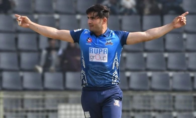 ভুল জার্সি গায়ে জড়িয়ে মাঠে নেমে তার মাশুল দিলেন মিজানুর রহমান ও আমির হামজা