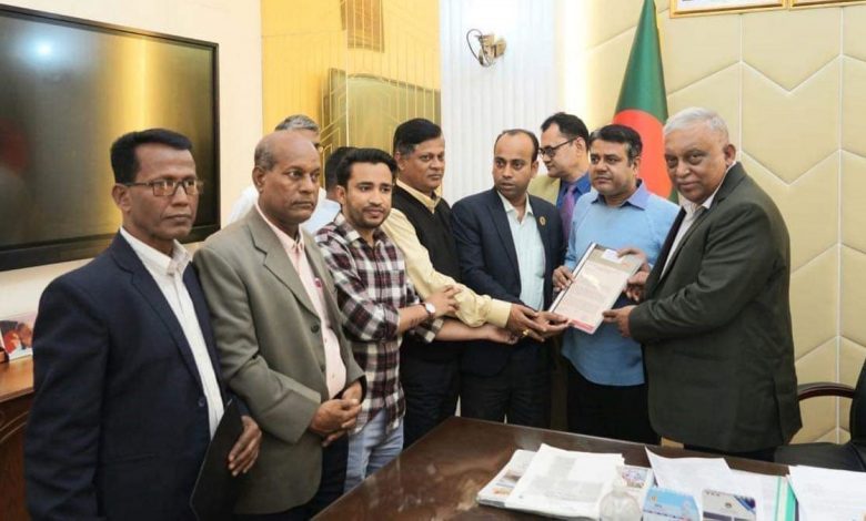 স্বরাষ্ট্রমন্ত্রী আসাদুজ্জামান খান কামাল বরাবর স্মারকলিপি দেন ঢাকা রিপোর্টার্স ইউনিটির (ডিআরইউ) নেতারা