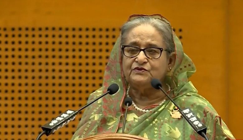 সোমবার (২৭ মার্চ) দুপুরে মহান স্বাধীনতা ও জাতীয় দিবস উপলক্ষ্যে বঙ্গবন্ধু আন্তর্জাতিক সম্মেলন কেন্দ্রে আওয়ামী লীগ আয়োজিত এক আলোচনা সভায়