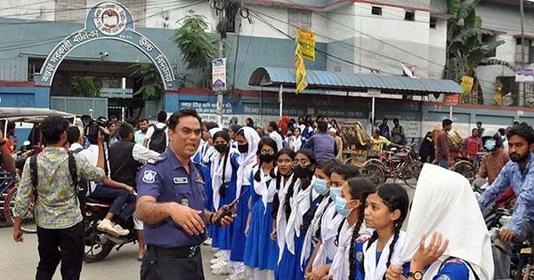 পা ধরতে বাধ্যকরা সেই জজ হারালেন বিচারিক ক্ষমতা