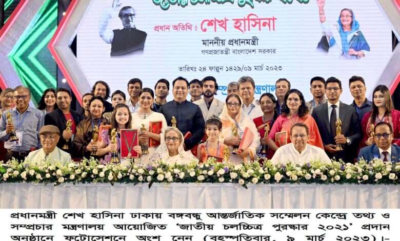 তথ্যমন্ত্রী ও আওয়ামী লীগের যুগ্ম সাধারণ সম্পাদক ড. হাছান মাহমুদ বলেছেন, করোনা মহামারির মধ্যেও জাতীয় চলচ্চিত্র পুরস্কার প্রদান থেমে থাকেনি। প্রধানমন্ত্রী শেখ হাসিনার পরামর্শে সিনেমা শিল্পী-কলাকুশলীদের উৎসাহ দিতে এবং এই শিল্পের বিকাশ অব্যাহত রাখতে করোনার সময়ে, এমন কি ২০২০ সালে মাত্র ২৫-২৬টি চলচ্চিত্র নির্মিত হলেও জাতীয় পুরস্কার দেওয়া হয়েছে, উল্লেখ করেন তিনি। বৃহস্পতিবার সন্ধ্যায় রাজধানীর আগারগাঁওয়ে বঙ্গবন্ধু আন্তর্জাতিক কনভেনশন সেন্টারে জাতীয় চলচ্চিত্র পুরস্কার প্রদান অনুষ্ঠানে সভাপতির বক্তৃতায় মন্ত্রী এ কথা বলেন। অনুষ্ঠানে প্রধানমন্ত্রী শেখ হাসিনা প্রধান অতিথি হিসেবে ২০২১ সালে নির্মিত চলচ্চিত্রগুলো থেকে জুরি বোর্ড নির্বাচিত ২৭ ক্যাটাগরিতে ৩৪টি পুরস্কার বিজয়ীদের হাতে তুলে দেন। ড. হাছান তার বক্তৃতায় বঙ্গবন্ধুর প্রতি শ্রদ্ধা জানিয়ে বলেন, 'জাতির পিতা শেখ মুজিব শুধু স্বাধীন রাষ্ট্রই প্রতিষ্ঠা করেননি, বাঙালি শিল্প-সংস্কৃতি বিকাশেও তিনি ছিলেন সদানিবেদিত প্রাণ। বঙ্গবন্ধু ১৯৫৭ সালে প্রাদেশিক পরিষদে বিল উত্থাপনের মাধ্যমে ঢাকায় চলচ্চিত্র উন্নয়ন কর্পোরেশন প্রতিষ্ঠা করে এ দেশে সিনেমার প্রাতিষ্ঠানিক যাত্রা শুরু করেন। সেই চলচ্চিত্র আমাদের স্বাধীনতা সংগ্রামে, মুক্তিযুদ্ধে এবং পরবর্তীতে দেশ গঠনে ভূমিকা রেখেছে।' তিনি বলেন, বঙ্গবন্ধুকন্যা প্রধানমন্ত্রী শেখ হাসিনা চলচ্চিত্র শিল্পী কল্যাণ ট্রাস্ট গঠন করেছেন, সিনেপ্লেক্স, সিনেমা হল নির্মাণ ও সংস্কারে এক হাজার কোটি টাকার সহজতম ঋণ তহবিল গঠন করেছেন। আমাদের সিনেমা ঘুরে দাঁড়াচ্ছে। বিশ্বে অনেক পুরস্কার অর্জন করেছে। আমাদের মেধাবী প্রাণেরা সিনেমা শিল্পকে আরও এগিয়ে নেবেন এটিই জাতির প্রত্যাশা। দেশের উন্নয়নচিত্র তুলে ধরতে গিয়ে সম্প্রচারমন্ত্রী হাছান বলেন, '২০০৯ সালে আমরা বিশ্বে ৬০তম জিডিপির দেশ ছিলাম। গত ১৪ বছরে ২৫টি দেশ পেছনে ফেলে আমরা এখন ৩৫তম এবং পারচেজিং পাওয়ার প্যারিটিতে ৩১তম। পাকিস্তান এখন আমাদের দিকে তাকিয়ে দীর্ঘশ্বাস ফেলে, তাদের পার্লামেন্টে শেখ হাসিনার প্রশংসা হয়। এটিই বঙ্গবন্ধুর দেশ রচনার সার্থকতা, বঙ্গবন্ধুকন্যার দেশ পরিচালনার সার্থকতা।' তথ্য ও সম্প্রচার মন্ত্রণালয়ের এ বার্ষিক আয়োজনে মন্ত্রণালয় সম্পর্কিত সংসদীয় স্থায়ী কমিটির সভাপতি হাসানুল হক ইনু এমপি বিশেষ অতিথি হিসেবে এবং সচিব মোঃ হুমায়ুন কবীর খোন্দকার স্বাগত বক্তব্য দেন। শেষে চলচ্চিত্র অঙ্গনের শিল্পীরা সাংস্কৃতিক অনুষ্ঠান পরিবেশন করেন। ‘লাল মোরগের ঝুঁটি’ ও ‘নোনাজলের কাব্য’ যুগ্ম শ্রেষ্ঠ চলচ্চিত্র, মো. সিয়াম আহমেদ ও মীর সাব্বির মাহমুদ যৌথভাবে শ্রেষ্ঠ অভিনেতা এবং আজমেরী হক বাঁধন ও তাসনোভা তামান্না যৌথভাবে ২০২১ সালের শ্রেষ্ঠ অভিনেত্রীর পুরস্কার অর্জন করেছেন।