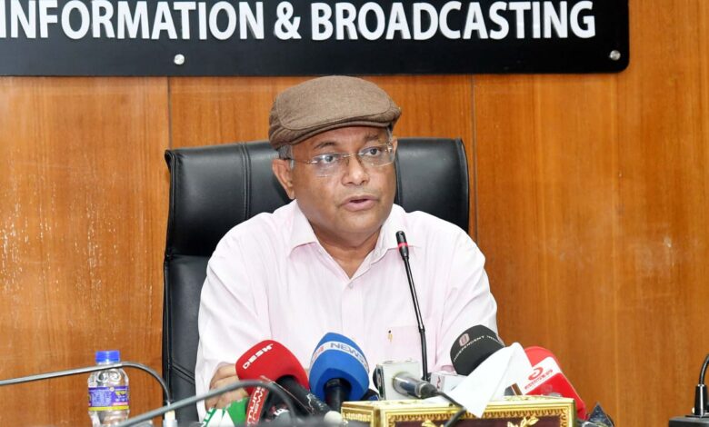 তথ্য ও সম্প্রচারমন্ত্রী এবং আওয়ামী লীগের যুগ্ম সাধারণ সম্পাদক ড. হাছান মাহমুদ বলেছেন, নির্বাচনে আশা নেই জেনেই বিদেশি কূটনীতিকদের পদলেহন করছে বিএনপি। তিনি বলেন, ‘বিএনপি নেতারা জানেন যে, নির্বাচনে অংশগ্রহণ করলে তাদের সম্ভাবনা নেই। সে জন্য তারা নানা ষড়যন্ত্রে লিপ্ত। জনগণের কাছে না গিয়ে তারা এখন বিদেশি কূটনীতিকদের কাছে ক্ষণে ক্ষণে ধর্ণা দিচ্ছে এবং অনেকে বলছে তারা বিদেশি কূটনীতিকদের পদলেহন করছে।’ ‘কিন্তু বিদেশি কূটনীতিকদের পদলেহন করে বাংলাদেশে মানুষের মন জয় করা যায় না’ উল্লেখ করে মন্ত্রী বলেন, ‘হয়তো কোনো কোনো কূটনীতিকের পদলেহন করে তাদের মন জয় করা যেতে পারে কিন্তু বাংলাদেশের মানুষের মন জয় করা যায় না। মানুষের মন জয় করতে হলে, সমর্থন পেতে হলে জনগণের কাছে যেতে হবে।’ তিনি আজ দুপুরে সচিবালয়ে সমসাময়িক বিষয়ে মতবিনিময়কালে সাংবাদিকদের এক প্রশ্নের উত্তরে এ সব কথা বলেন। বিএনপি মহাসচিবের মন্তব্য ‘নিরপেক্ষ নির্বাচনে আওয়ামী লীগ ৩০টির বেশি আসন পাবে না’ এ বিষয়ে হাছান মাহমুদ বলেন, ‘২০০৮ সালের নির্বাচনের আগে বিএনপির চেয়ারপারসন বেগম খালেদা জিয়া বেশ কয়েকবার বলেছিলেন, সুষ্ঠু নিরপেক্ষ নির্বাচন হলে আওয়ামী লীগ ৩০টি আসনও পাবে না। ভাগ্যের কি নির্মম পরিহাস সেই সুষ্ঠু অবাধ নিরপেক্ষ ও বিশ্বব্যাপী গ্রহণযোগ্য নির্বাচনে প্রথমে বিএনপি ২৯টি আসন পেয়েছিল অর্থাৎ বেগম জিয়ার ভবিষ্যৎ বাণী তার নিজেদের বেলায় সত্য হয়েছিল। এবার বেগম জিয়া কারাগারে। আমি আশ্চর্য হবো না যদি মির্জা ফখরুল সাহেবের এই ভবিষ্যৎবাণী তার দলের ব্যাপারে সত্য হয়। এ ধরণের অবান্তর কথা বলা সমীচীন নয়।’ ‘বিএনপি বারবার বলছে তারা বর্তমান সরকারের অধীনে নির্বাচনে যাবে না’ এ প্রসঙ্গে হাছান মাহমুদ বলেন, ‘বিএনপি নেতারা আওয়ামী লীগের অধীনে নির্বাচনে যাওয়ার ইচ্ছা প্রকাশ করলেও তো কোনো সুযোগ নাই। কারণ নির্বাচন হবে নির্বাচন কমিশনের অধীনে। নির্বাচন কমিশনের অধীনে যে নির্বাচন হবে আশা করি সেখানে বিএনপিসহ সব রাজনৈতিক দল অংশগ্রহণ করবে।’ তথ্য ও সম্প্রচারমন্ত্রী বলেন, ‘ড. কামাল হোসেন সাহেবকে শ্রদ্ধা জানিয়েই বলছি, ২০১৮ সালের নির্বাচনে বিএনপি হেভিওয়েট রাজনীতিবিদ ড. কামাল হোসেন সাহেবকে ‘হায়ার’ করেছিল। তিনি ‘হায়ারে’ খেলতে গিয়ে ভালো খেলেন নাই এবং সেখানে মাত্র ৭টি আসন বিএনপি পেয়েছিল। এবার দেখা যাচ্ছে তারা আনুবিক্ষণিক দলগুলো, যারা রাজনীতির টোকাই তাদের ওপর ভর করেছে। বিভিন্ন দলীয় মোর্চা মিলে মনে হয় ৫১-৫২ দল হয়েছে। মির্জা ফখরুল সাহেবকে আপনারা ৫২টি দলের নাম মুখস্ত বলার জন্য প্রশ্ন করলে তিনি বলতে পারলে আমি তাকে ধন্যবাদ দেবো।’ তথ্যমন্ত্রীকে তার সাম্প্রতিক পঞ্চগড় সফর নিয়ে প্রশ্ন করলে তিনি বলেন, ‘সেখানে আহমদিয়া সম্প্রদায়ের মানুষের কাছে জিজ্ঞাস করলেই জানা যায় কারা এই ঘটনার নেতৃত্ব দিয়েছে, কারা ঘটিয়েছে। ২০১৩, ’১৪, ’১৫ সালে যে কায়দায় হামলা হয়েছিল, যে কায়দায় অগ্নিসন্ত্রাস-নৈরাজ্য হয়েছিল একই ধরণের ঘটনা ঘটিয়েছে এবং বিএনপি যে তা করেছে সেটি তারা স্বীকার করে নিয়েছে। বিএনপি নেতা রুমিন ফারহানা, জিএম সিরাজ এবং হারুন-অর-রশীদের পোস্ট থেকেই প্রমাণিত হয় যে তারা এটি ঘটিয়েছেন। আর মির্জা ফখরুল সাহেব ১৩ তারিখ ঠাকুরগাঁওয়ে গিয়ে বলছেন, ‘ঠাকুরঘরে কে রে, আমি কলা খাই না’। এটা বলে তো কোনো লাভ নাই, উনার নেতারাই প্রমাণ করে দিয়েছে যে, তারা এই ঘটনা ঘটিয়েছে। এটি দিবালোকের মতো স্পষ্ট। এবং তারা এ ধরণের ঘটনা ঘটিয়ে আসলে দেশে একটি বিশৃঙ্খলা তৈরি করতে চেয়েছিল, যেটি পুরোপুরি সফল হয়নি।’ মন্ত্রী আরো জানান, ‘যারা এ ঘটনা ঘটিয়েছে তাদের বিরুদ্ধে কঠোর ব্যবস্থা গ্রহণ করা হচ্ছে। ২০টি মামলা হয়েছে, ১২০ জনের বেশি গ্রেপ্তার হয়েছে এবং নির্দেশনা দেওয়া হয়েছে যে, কোনো দল-মত না দেখে যারা অপরাধী তাদের বিরুদ্ধে ব্যবস্থা গ্রহণ করার জন্য। সেখানে যদি প্রশাসন বা পুলিশের কোনো ব্যর্থতা থাকে তদন্ত সাপেক্ষে সে ব্যাপারেও যথোপযুক্ত ব্যবস্থা গ্রহণ করা হবে।’ বঙ্গবন্ধু বায়োপিক নির্মাতা ভারতীয় দলের সঙ্গে মতবিনিময়: এ দিন বিকেলে তথ্য ও সম্প্রচারমন্ত্রী ড. হাছান মাহমুদ সচিবালয়ে তার দপ্তরে বঙ্গবন্ধু বায়োপিক নির্মাতা ভারতীয় প্রতিনিধি দলের সঙ্গে মতবিনিময় করেন। বাংলাদেশ সফররত চিত্রনাট্য লেখক অতুল তিওয়ারি, লাইন প্রযোজক সতীশ শর্মা, সহযোগী পরিচালক দায়াল নিহালানি এবং ভারতের ন্যাশনাল ফিল্ম ডেভলপমেন্ট কর্পোরেশনের প্রধান পান্ডুরাঙ্গ পি মাত বৈঠকে মন্ত্রীকে বঙ্গবন্ধু বায়োপিকের সর্বশেষ কার্যক্রম সম্পর্কে অবহিত করেন। মন্ত্রণালয়ের সচিব মো: হুমায়ুন কবীর খোন্দকার এবং বাংলাদেশ চলচ্চিত্র উন্নয়ন কর্পোরেশনের ব্যবস্থাপনা পরিচালক নুজহাত ইয়াসমিন বৈঠকে উপস্থিত ছিলেন।