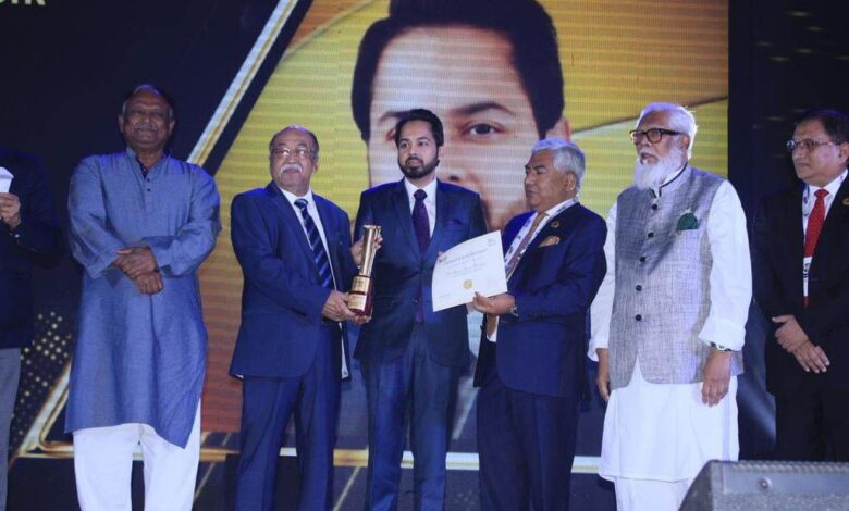 বিজনেস লিডারশিপ ক্যাটাগরিতে এফবিসিসিআই বিজনেস এক্সিলেন্স অ্যাওয়ার্ড পেয়েছেন বেক্সিমকো ফার্মার ব্যবস্থাপনা পরিচালক নাজমুল হাসান এমপি এবং বাংলাদেশ স্টিল রি-রোলিং মিলস-বিএসআরএম এর চেয়ারম্যান আলী হোসাইন আকবর আলী। দেশের অর্থনীতিতে বিশেষ অবদানের জন্য শিল্পে অলিম্পিকের ব্যবস্থাপনা পরিচালক মুবারক আলী, কৃষি ও কৃষি বাণিজ্যে স্কয়ার ফুড অ্যান্ড বেভারেজ লিমিটেডের ব্যবস্থাপনা পরিচালক অঞ্জন চৌধুরী। সেবা ক্যাটাগরিতে পুরস্কার পেয়েছে ন্যাশনাল লাইফ ইন্সুরেন্স কোম্পানি লিমিটেড। বাণিজ্যে এনার্জিপ্যাক পাওয়ার জেনারেশন লিমিটেডের ব্যবস্থাপনা পরিচালক ও প্রধান নির্বাহী কর্মকর্তা হুমায়ুন রশীদ, ক্ষুদ্র ও মাঝারি শিল্প উদ্যোক্তা ক্যাটাগরিতে ক্রিয়েশন প্রাইভেট লিমিটেডের ব্যবস্থাপনা পরিচালক রাশেদুল করিম মুন্না, ট্যাম্পাকো ফয়েলস লিমিটেডের ব্যবস্থাপনা পরিচালক সাফিউস সামি আলমগীর। নারী উদ্যোক্তা ক্যাটাগরিতে কারিগরের ম্যানেজিং পার্টনার তানিয়া ওয়াহাব, এবং তরুণ উদ্যোক্তা ক্যাটাগরিতে বসুন্ধরা পেপার মিলস লিমিটেডের ব্যবস্থাপনা পরিচালক সাফওয়ান সোবহান পুরস্কার পেয়েছেন। এছাড়াও জুরি বোর্ডের বিশেষ সম্মাননা ক্যাটাগরিতে পুরস্কার পেয়েছেন এফবিসিসিআই’র সাবেক সভাপতি মাহবুবুর রহমান এবং ঐতিহ্য ও কারুশিল্প গবেষক মালেকা খান। এছাড়াও এফবিসিসিআই এর আজীবন সম্মাননা পেয়েছেন প্রখ্যাত সংগীত শিল্পী সাবিনা ইয়াসমিন এবং বাংলাদেশের বিশিষ্ট শিল্পপতি সালমান এফ রহমান। এ উপলক্ষে আয়োজিত অনুষ্ঠানের স্বাগত বক্তব্যে এফবিসিসিআই সভাপতি মো. জসিম উদ্দিন বলেন, ‘বাংলাদেশের বাণিজ্য ও বিনিয়োগ সক্ষমতাকে বিশ্ব দরবারে পরিচিত করার প্রয়াস হিসেবে আমাদের এই আয়োজন। সেই সাথে এদেশের অর্থনীতিকে এগিয়ে নিতে রফতানি বৃদ্ধি এবং কর্মসংস্থান তৈরিতে যারা বিশেষ অবদান রেখেছেন তাদেরকে সম্মানিত করতে আমারা অ্যাওয়ার্ড অনুষ্ঠানের আয়োজন করেছি।’ প্রধান অতিথির বক্তব্যে শিল্পী মন্ত্রী নুরুল মজিদ মাহমুদ হুমায়ুন বলেন, ‘প্রধানমন্ত্রী ঘোষিত জ্ঞানভিত্তিক শিল্পায়নের লক্ষ্য অর্জনে শিল্প মন্ত্রণালয় নিরন্তর কাজ করে যাচ্ছে। সরকারের উন্নয়নযাত্রার সাহসী সারথী হিসেবে শিল্প উদ্যোক্তাদের স্বার্থ রক্ষায় বেশ কিছু আইন ও প্রবিধান প্রণয়ন করা হয়েছে। এছাড়া পুরনো আইন ও বিধিমালা সংশোধন ও আধুনিকায়ন করা হয়েছে।’ সম্প্রতি সরকার ব্যবসায়ী ও উদ্যোক্তাদের সহায়তার জন্য জাতীয় শিল্পনীতি ২০২৩ প্রণয়ন করেছে বলেও উল্লেখ করেন তিনি। অনুষ্ঠানে বিশেষ অতিথি উপস্থিত ছিলেন বাণিজ্যমন্ত্রী টিপু মুনশি, প্রধানমন্ত্রীর বেসরকারি ও বিনিয়োগ খাত বিষয়ক উপদেষ্টা সালমান এফ রহমান। এসময় আরও উপস্থিত ছিলেন–বাংলাদেশ ব্যাংকের সাবেক গভর্নর আতিউর রহমান, এফবিসিসিআই’র সিনিয়র সহসভাপতি মোস্তফা আজাদ চৌধুরী বাবু, সহসভাপতি এম এ মোমেন, মো. আমিন হেলালী, সালাউদ্দিন আলমগীর, মো. হাবীব উল্লাহ ডন, এম এ রাজ্জাক খান রাজসহ অন্যান্যরা।