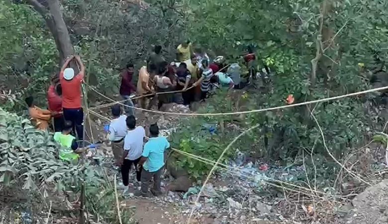 গিরিখাতে বাস পড়ে ভারতে নিহত ১২