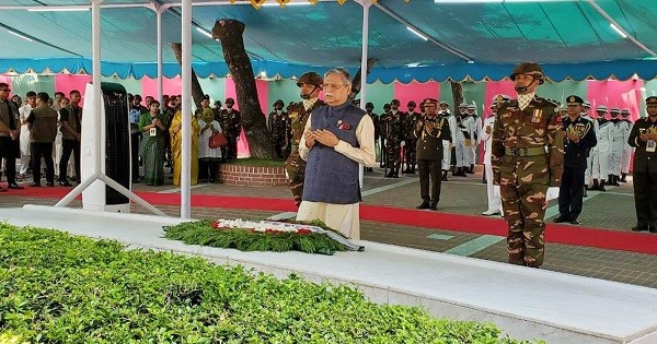 বঙ্গবন্ধুর মাধিতে রাষ্ট্রপতির শ্রদ্ধা