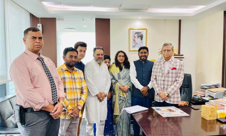 পরিবেশবাদী সংগঠন সবুজ আন্দোলন প্রতিষ্ঠাকালীন সময় থেকে জলবায়ু পরিবর্তনের নেতিবাচক প্রভাব সম্পর্কে জনসচেতনতা তৈরিতে কাজ করছে। রাষ্ট্রের পক্ষে আন্তর্জাতিক জলবায়ু তহবিল আদায়ের জন্য নিয়মিত সভা—সেমিনার আয়োজন করে দেশে ও বিদেশে জনসমর্থন তৈরির চেষ্টা করা হচ্ছে। এছাড়াও নিয়মিত বৃক্ষরোপণ কর্মসূচিসহ পরিবেশগত সমস্যা সম্পর্কে নিয়মিত কর্মকাণ্ড বাস্তবায়ন করছে সবুজ আন্দোলন। আজ ২ এপ্রিল বাংলাদেশের ২০ তম নতুন মহামান্য রাষ্ট্রপতি মোহাম্মদ সাহাবুদ্দিন চুপ্পুর সাথে সৌজন্য সাক্ষাৎ করেন সবুজ আন্দোলনের নেতৃবৃন্দ। উপস্থিত ছিলেন সংগঠনের প্রতিষ্ঠাতা ও পরিচালনা পরিষদের চেয়ারম্যান বাপ্পি সরদার, পরিচালক অধ্যক্ষ নাদিয়া নূর তনু, অভিনেতা উদয় খান, কেন্দ্রীয় কার্যনির্বাহী পরিষদের সহ—সাংগঠনিক সম্পাদক ও এন কবির গ্রুপের চেয়ারম্যান হাজী মোঃ নুরুল কবির, আজাদ ইসলাম, কেন্দ্রীয় নারী পরিষদের যুগ্ম আহ্বায়ক মহিলা ভাইস চেয়ারম্যান রিতু আক্তার ও কার্যনির্বাহী পরিষদের সদস্য এবং ড্রিমওয়াল গ্রুপের ব্যবস্থাপনা পরিচালক নুরুল ইসলাম। সবুজ আন্দোলনের চেয়ারম্যান বাপ্পি সরদার, মহামান্য রাষ্ট্রপতিকে সংগঠনের সার্বিক কার্যক্রম সম্পর্কে অবগত করেন এবং সার্বিক সহযোগিতা কামনা করেন। এ সময় মহামান্য রাষ্ট্রপতি দেশের গণতন্ত্র ও মুক্তিযুদ্ধের চেতনা ধারণ করে সার্বিক কার্যক্রম পরিচালনার পরামর্শ দেন।