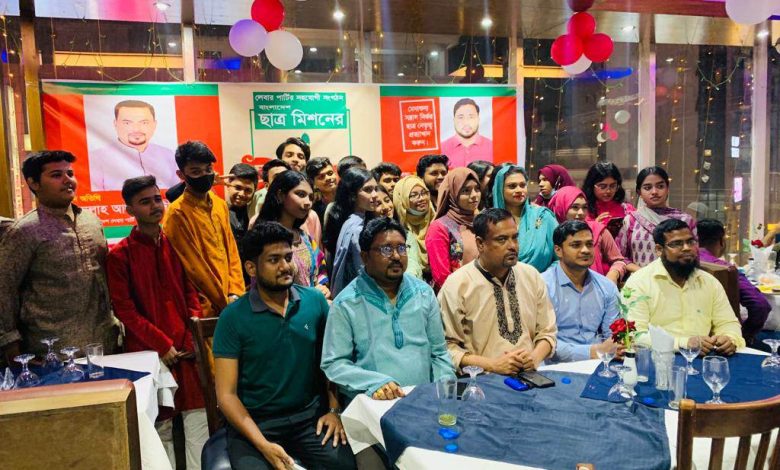 নিজস্ব প্রতিনিধি: লেবার পার্টির সহযোগী সংগঠন বাংলাদেশ ছাত্র মিশনের ইফতার মাহফিল আজ ১৬ এপ্রিল উত্তরা দি এভিয়েরি রেষ্টুরেন্টে অনুষ্ঠিত হয়েছে। ছাত্র মিশন সভাপতি শাকিল সরদারের সভাপতিত্বে অনুষ্ঠিত ইফতার মাহফিলে প্রধান অতিথি ছিলেন বাংলাদেশ লেবার পার্টির চেয়ারম্যান হামদুল্লাহ আল মেহেদী। প্রধান বক্তা ছিলেন লেবার পার্টির মহাসচিব আবদুল্লাহ আল মামুন। প্রধান অতিথি তার বক্তব্যে বলেন, দেশের মানুষ এখন ভালো নেই। নিত্য প্রয়োজনীয় জিনিসের দাম আকাশচুম্বী। শিক্ষার্থীদের প্রত্যেকটি শিক্ষা প্রতিষ্ঠানে অধিক বেতন দিয়ে পড়ালেখা করতে হচ্ছে। প্রধান আলোচক তার বক্তব্যে বলেন, আগামী জাতীয় সংসদ নির্বাচনে লেবার পার্টি অংশগ্রহণের জন্য প্রস্তুতি নিচ্ছে। আমাদের ছাত্র সংগঠন প্রত্যেকটি শিক্ষা প্রতিষ্ঠানে সাংগঠনিকভাবে কমিটি গঠনের জন্য কাজ করছে। ইফতার মাহফিলে আরো উপস্থিত ছিলেন লেবার পার্টির ভাইস চেয়ারম্যান কামরুন নাহার, প্রচার সম্পাদক তরিকুল ইসলাম, দফতর সম্পাদক মাওলানা ওবায়দুর রহমান, ছাত্র মিশন সাধারণ সম্পাদক ইমরানুল কবির, ঢাকা বিশ্ববিদ্যালয় সভাপতি তাসপিয়া সুলতানা, জাহাঙ্গীর নগর বিশ্ববিদ্যালয় সভাপতি অজয় কান্তি মজুমদার, ঢাকা মহানগর সভাপতি কামরুল ইসলাম, কেন্দ্রীয় নেতা আহসান উল্লাহ মনি, মঞ্জুরুল ইসলাম, নাজমুন নাহার প্রমুখ।