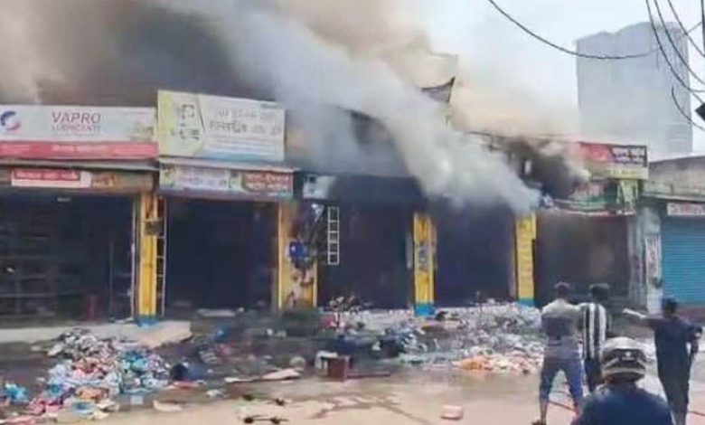 কেন্দ্রীয় ফায়ার সার্ভিসের নিয়ন্ত্রণ কক্ষ থেকে জানানো হয়, তিনটি ইউনিট ঘটনাস্থলের উদ্দেশে রওনা হয়। তার আগেই আগুন নেভানো হয়েছে।