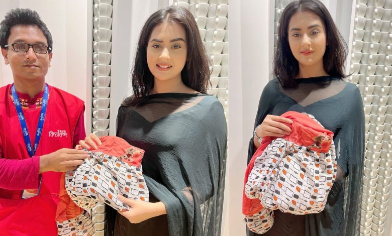 মিম ১০০ কাপড়ের দামে একটি জামা কিনেছেন জানিয়ে বিদ্যানন্দ তাদের ফেইসবুক পাতায় লিখেছে, “চিত্রনায়িকা মিম আগুনে ঝলসে যাওয়া জামা কিনে নিয়েছে ১০০ কাপড়ের দামে। জামাটি স্পর্শ করলেন যত্ন নিয়ে, অনুভব করতে চেয়েছেন আগুনে ক্ষতিগ্রস্ত হওয়া বঙ্গবাজারের সাথে সংশ্লিষ্ট মানুষদের। এরপর চেক লিখে হস্তান্তর করেন বিদ্যানন্দের স্বেচ্ছাসেবীদের কাছে।