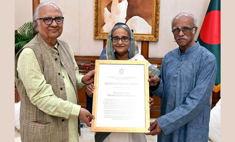 বঙ্গবন্ধুকে দেওয়া ফসওয়াল বিশেষ সাহিত্য পুরস্কার হস্তান্তর