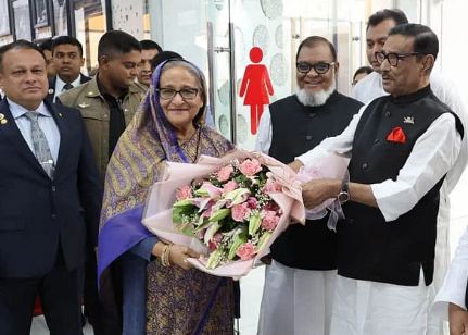 সফর শেষে দেশে ফিরেছেন প্রধানমন্ত্রী