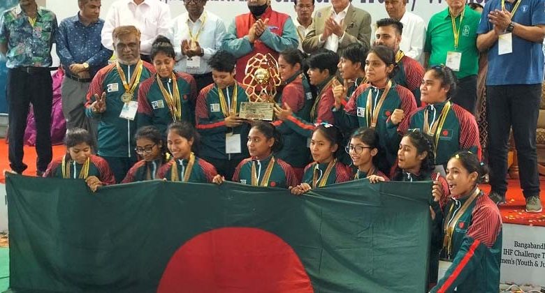 ভারতকে হারিয়ে হ্যান্ডবল চ্যাম্পিয়ন বাংলাদেশের মেয়েরা