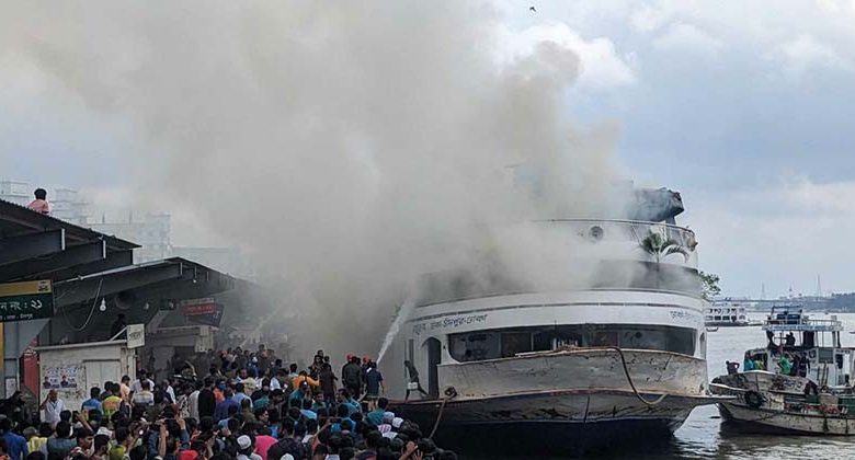 সদরঘাটে ময়ূর-৭ লঞ্চের আগুন নিয়ন্ত্রণে