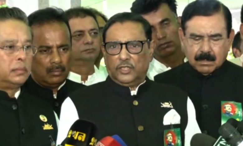 বুধবার সকালে ঐতিহাসিক ৭ জুন উপলক্ষে বঙ্গবন্ধু ভবন প্রাঙ্গণে জাতির পিতা বঙ্গবন্ধু শেখ মুজিবুর রহমানের প্রতিকৃতিতে ফুল দিয়ে শ্রদ্ধা নিবেদন