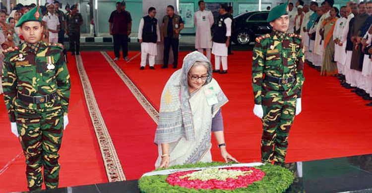 বঙ্গবন্ধুর প্রতিকৃতিতে শেখ হাসিনার শ্রদ্ধা