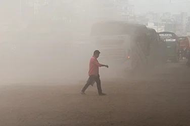 বায়ুদূষণে আজ ঢাকা তৃতীয়