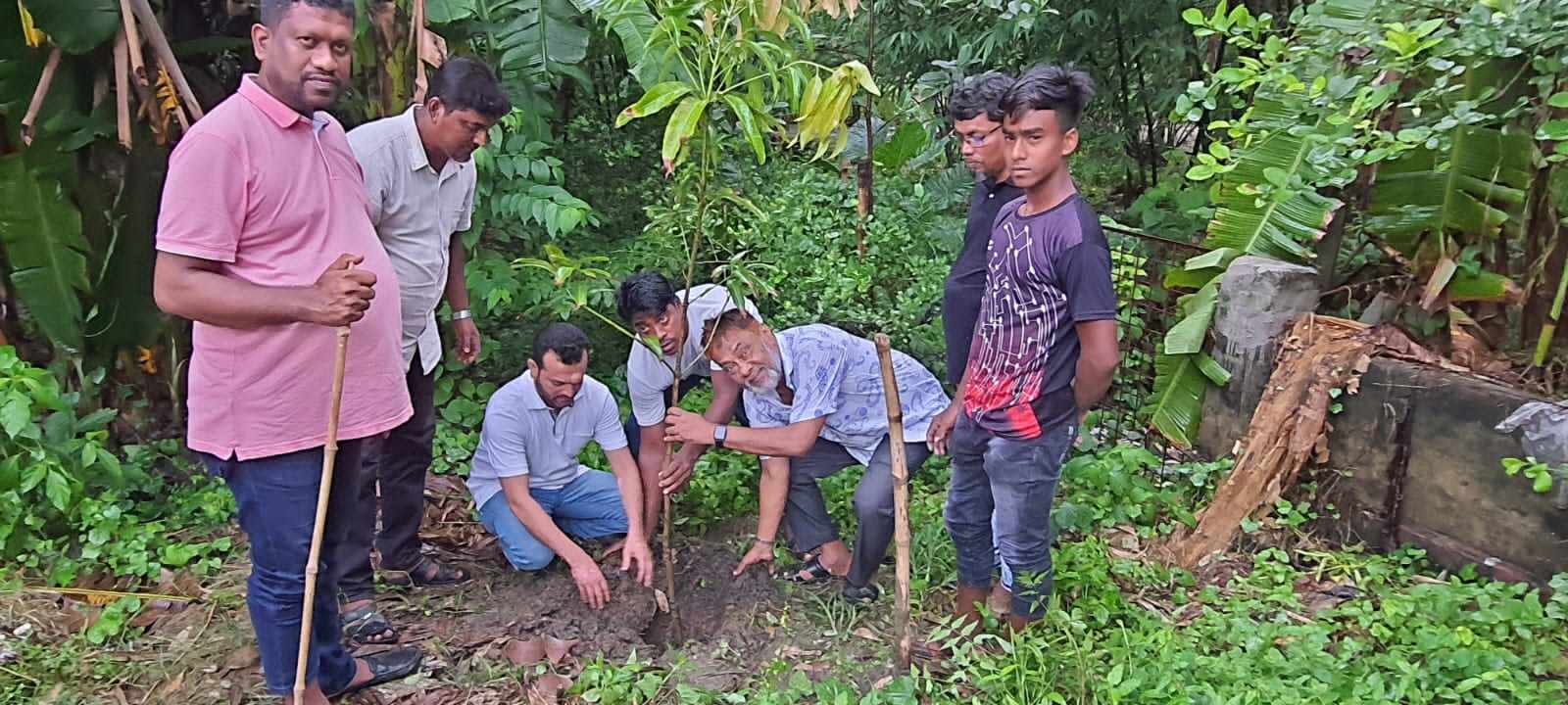 ক্রমবর্ধমান জনসংখ্যা বৃদ্ধি ও অপরিকল্পিত উন্নয়নের ফলে গাছপালা কমে যাওয়ার পাশাপাশি অবৈধ ইটভাটার কারণে ফসলি জমিসহ গাছপালার ক্ষতি হচ্ছে। পাশাপাশি পরিবেশ বিপর্যয় থেকে রক্ষা পেতে আমাদের সবাইকে বেশি বেশি গাছ লাগাতে হবে। আগামীতে রাজশাহী জেলার প্রত্যেকটি অঞ্চলে বৃক্ষরোপণ কর্মসূচি বাস্তবায়ন করা হবে। আলোচনা সভা শেষে দেশীয় প্রজাতির আমের কাজ রোপন করা হয়। বৃক্ষরোপণ কর্মসূচিতে স্থানীয় সদস্য মাহমুদুর রহমান, শাহাদাত হোসেন, বেলাল আহমেদ, নজরুল ইসলাম সহ উপজেলার অন্যান্য সদস্যরা উপস্থিত ছিলেন।