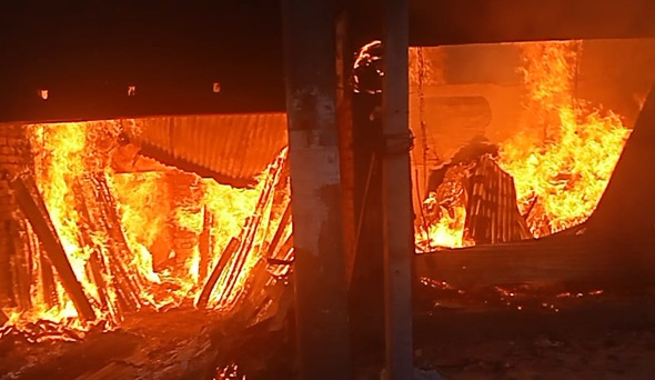 চট্টগ্রামের রাঙ্গুনিয়ায় আগুনে পুড়লো গোডাউনসহ ৭ দোকান