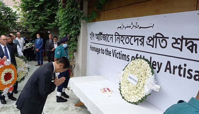 হলি আর্টিসানে হামলায় নিহতদের প্রতি বিভিন্ন দূতাবাসের শ্রদ্ধা