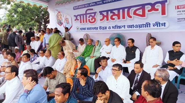 বুধবার (১২ জুলাই) রাজধানীর বায়তুল মোকাররমের দক্ষিণ গেটে নগর উত্তর-দক্ষিন আওয়ামী লীগ আয়োজিত শান্তি সমাবেশে আওয়ামী লীগের নেতারা