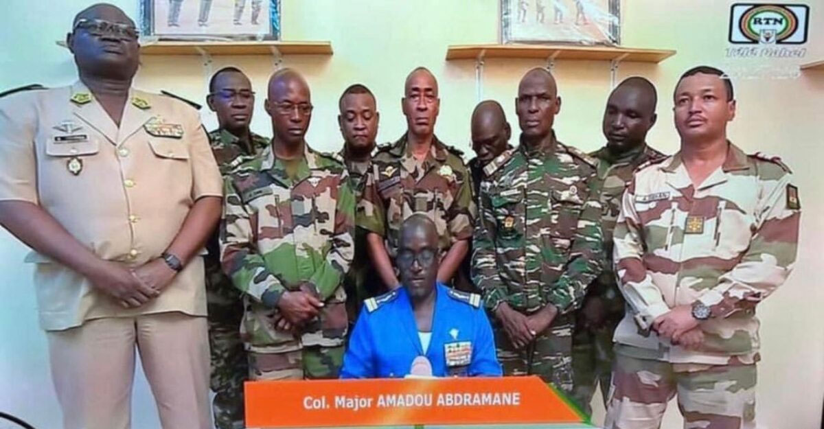 নাইজারে সেনবাহিনীর ক্ষমতা দখল