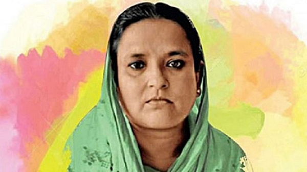 বঙ্গবন্ধু শেখ মুজিবুর রহমানের সহধর্মিণী, বাঙালির লড়াই-সংগ্রাম-আন্দোলনের নেপথ্যের প্রেরণাদাত্রী বঙ্গমাতা শেখ ফজিলাতুন্নেছা মুজিবের ৯৩তম জন্মবার্ষিকী আজ। জানা যায়, এ মহান মহীয়সী নারী ১৯৩০ সালের এই দিনে ফরিদপুরের তৎকালীন গোপালগঞ্জ মহকুমার টুঙ্গীপাড়ায় জন্মগ্রহণ করেন। তার ডাক নাম ছিল রেণু। বাবার নাম শেখ জহুরুল হক ও মায়ের নাম হোসনে আরা বেগম। এক ভাই-দুই বোনের মধ্যে তিনি ছিলেন ছোট। শেখ মুজিবুর রহমান দীর্ঘ আপসহীন লড়াই-সংগ্রামের ধারাবাহিকতায় ধীরে ধীরে শুধু বাঙালি জাতির পিতাই হননি, বিশ্ব বরেণ্য রাষ্ট্রনায়কে পরিণত হয়েছিলেন। এর পেছনে গুরুত্বপূর্ণ ভূমিকা পালন করেছিলেন তারই সহধর্মিণী, মহিয়সী নারী বঙ্গমাতা শেখ ফজিলাতুন্নেছা মুজিব। বঙ্গমাতা শেখ ফজিলাতুন্নেছা মুজিবের জন্মবার্ষিকী উপলক্ষে রাষ্ট্রপতি মো. সাহাবউদ্দিন ও প্রধানমন্ত্রী শেখ হাসিনা পৃথক বাণী দিয়েছেন। দিবসটিতে সরকারি কর্মসূচি ছাড়া আওয়ামী লীগ ও তার সহযোগী সংগঠনসহ বিভিন্ন রাজনৈতিক, সামাজিক সংগঠন শ্রদ্ধা নিবেদন, আলোচনা সভা ও মিলাদ মাহফিলের আয়োজন করেছে। দিবসটি উপলক্ষে বাংলাদেশ টেলিভিশন, বাংলাদেশ বেতারসহ অন্যান্য ইলেকট্রনিক মিডিয়া বিশেষ অনুষ্ঠান প্রচার করবে। দেশের আন্দোলন-সংগ্রামে বেগম মুজিব যে কর্তব্যনিষ্ঠা, দেশপ্রেম, দূরদর্শী চিন্তা, বুদ্ধিমত্তা ও সাহসিকতার পরিচয় দিয়েছেন তার ফলে জাতির পিতার পাশাপাশি তিনি আজ বঙ্গমাতার আসনে অধিষ্ঠিত। এ দেশের রাজনীতিতে তার অনন্য সাধারণ ভূমিকার জন্য চিরকাল স্মরণীয় হয়ে থাকবেন। ১৯৭৫ সালের ১৫ আগস্ট কালরাতে তিনি জাতির জনকের হত্যাকারীদের হাতে নির্মমভাবে শাহাদাৎ বরণ করেন। বঙ্গমাতা শেখ ফজিলাতুন্নেছা মুজিবের জন্মবার্ষিকী উপলক্ষে সকাল ৮টায় বনানী কবরস্থানে শ্রদ্ধা নিবেদন, কোরান খতম, মিলাদ ও দোয়া মাহফিল করবে আওয়ামী লীগ, ঢাকা মহানগর উত্তর ও দক্ষিণ আওয়ামী লীগসহ সহযোগী সংগঠনগুলো। এছাড়া বঙ্গমাতার জন্মবার্ষিকী উপলক্ষে ‘প্রেরণা দিয়েছে, শক্তি দিয়েছে বিজয়-লক্ষ্মী নারী’ শীর্ষক আলোচনা সভা করবে আওয়ামী যুবলীগ। দুপুর ২টায় বাদ জোহর স্যার সলিমুল্লাহ মুসলিম এতিমখানায় এতিমদের মধ্যে খাদ্য বিতরণ করবে ঢাকা মহানগর দক্ষিণ আওয়ামী লীগ। বিকেল ৩টায় আলোচনা সভা করবে ঢাকা মহানগর উত্তর ও দক্ষিণ শ্রমিক লীগ। এছাড়া গোপালগঞ্জ টুঙ্গিপাড়ায় দিনব্যাপী ফ্রি হেলথ ক্যাম্প আয়োজন করবে স্বাধীনতা চিকিৎসক পরিষদ। বঙ্গমাতার জন্মবার্ষিকী উদযাপন ও ‘বাংলাদেশের মাতা, বাংলাদেশের নেতা’ শীর্ষক ছাত্রী সমাবেশ করবে বাংলাদেশ ছাত্রলীগ। আওয়ামী লীগ সাধারণ সম্পাদক এবং সড়ক পরিবহন ও সেতুমন্ত্রী ওবায়দুল কাদের বঙ্গমাতার জন্মবার্ষিকী যথাযোগ্য মর্যাদায় পালন করার জন্য আওয়ামী লীগ, সহযোগী সংগঠনের সর্বস্তরের নেতাকর্মী, সমর্থক, শুভানুধ্যায়ীদের প্রতি আহ্বান জানিয়েছেন।