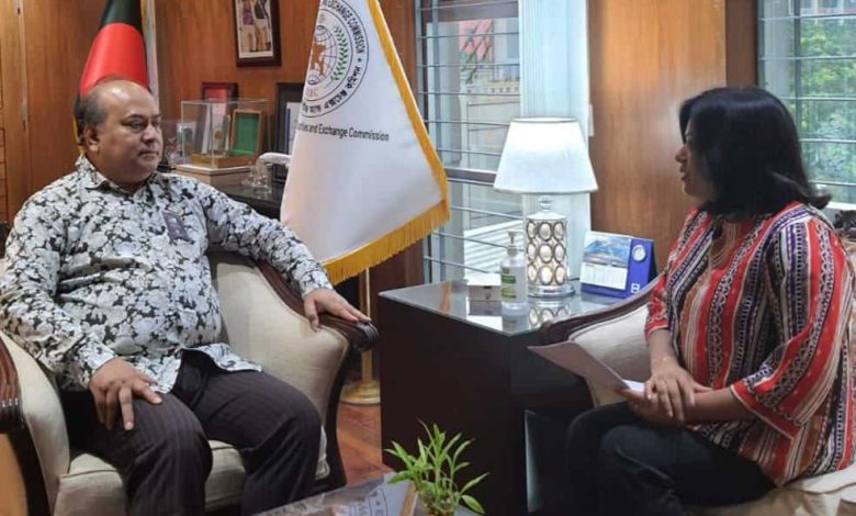 অধ্যাপক শিবলী রুবাইয়াত উল ইসলামের সাক্ষাতকার নিচ্ছেন নিউজ নাউ বাংলার শামীমা দোলা