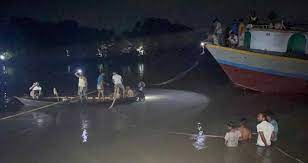 মুন্সিগঞ্জে ট্রলারডুবি উদ্ধার অভিযানে নৌবাহিনীর ডুবুরি দল