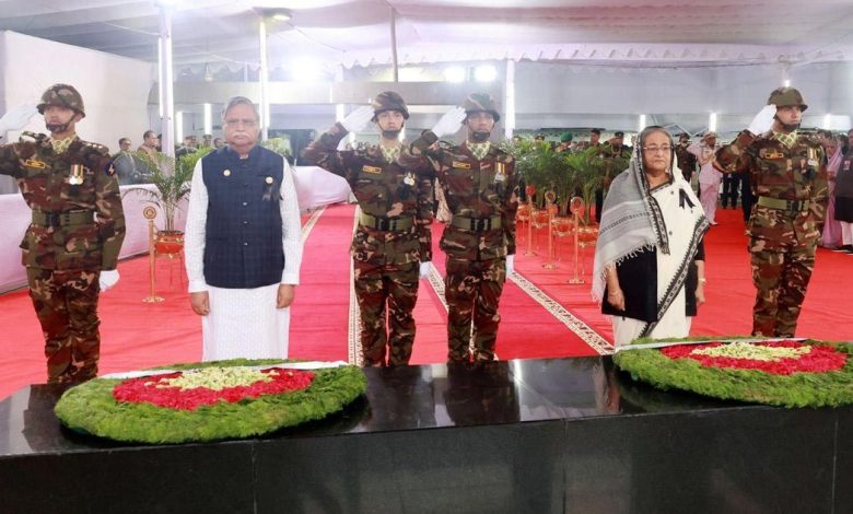 জাতির পিতার প্রতিকৃতিতে রাষ্ট্রপতি ও প্রধানমন্ত্রীর শ্রদ্ধা