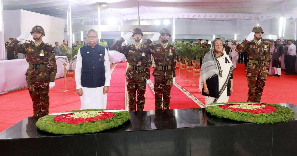 জাতির পিতার প্রতিকৃতিতে রাষ্ট্রপতি ও প্রধানমন্ত্রীর শ্রদ্ধা